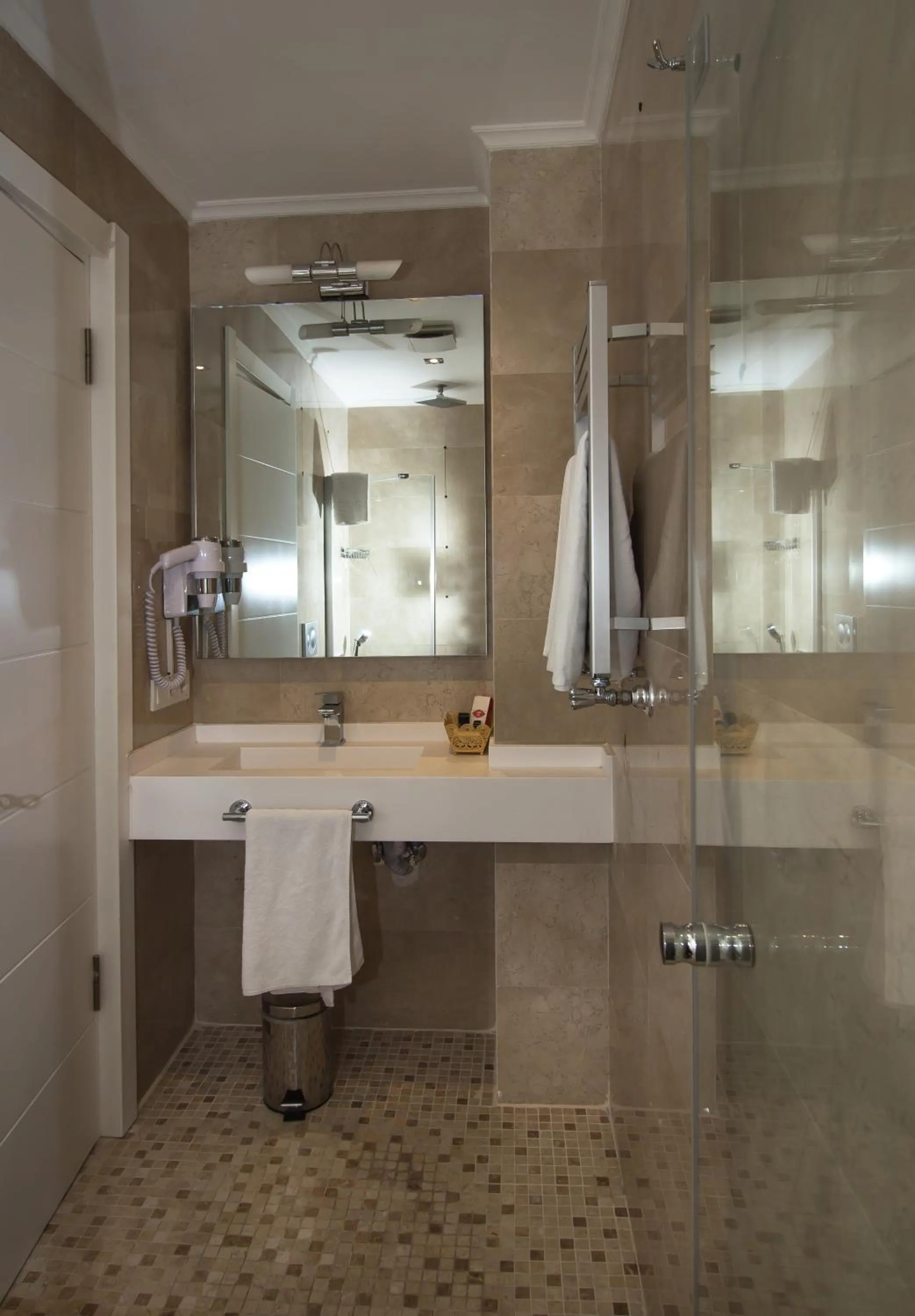 Bathroom in Le Marde Hotel