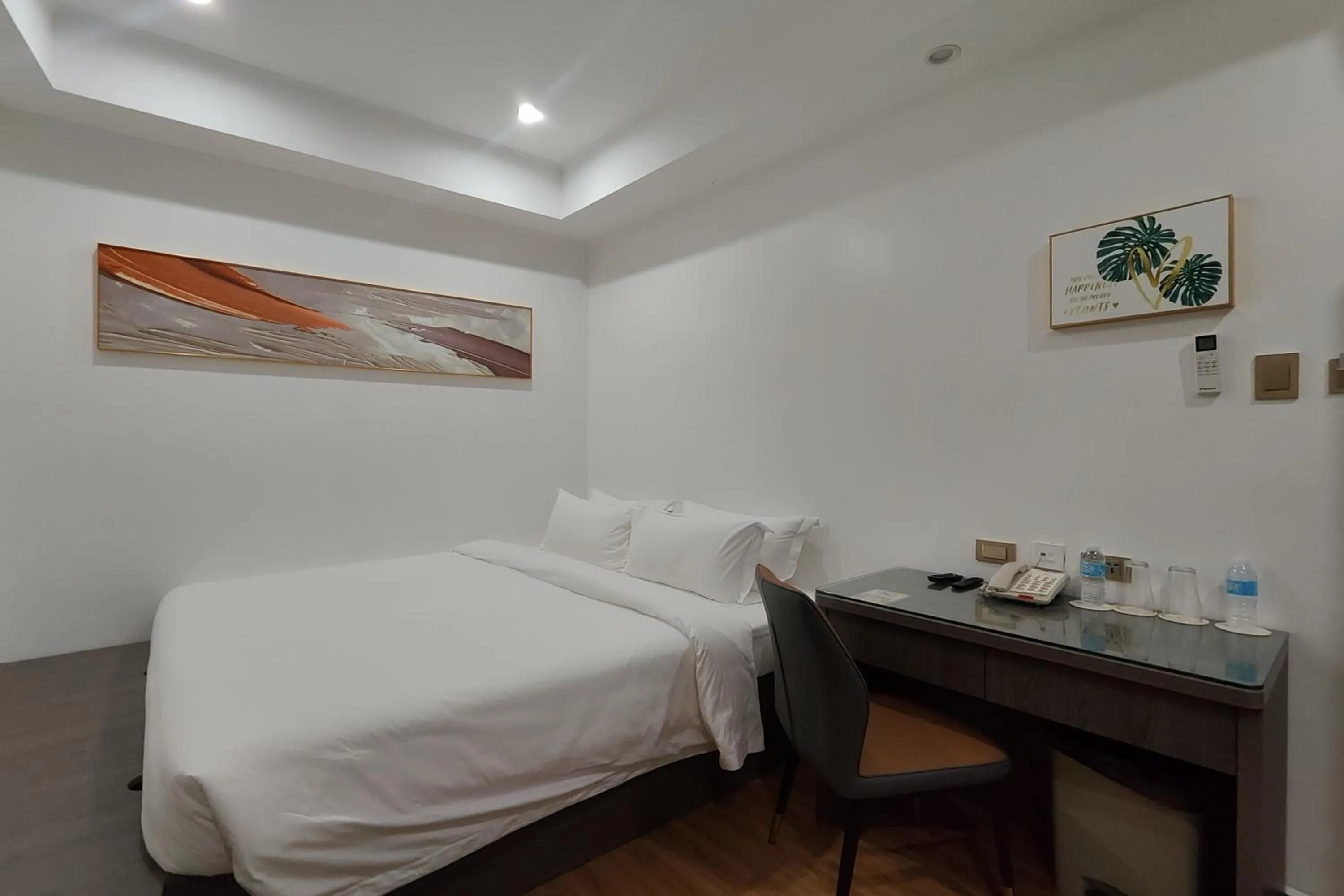 Bedroom, Bed in Mactan Grand Golden Hotel near Airport