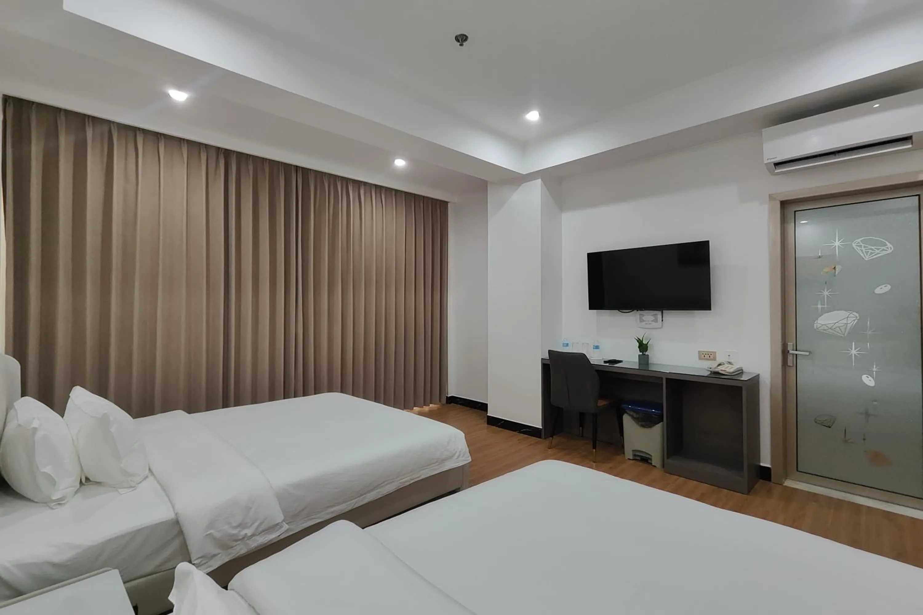 Bedroom, Bed in Mactan Grand Golden Hotel near Airport