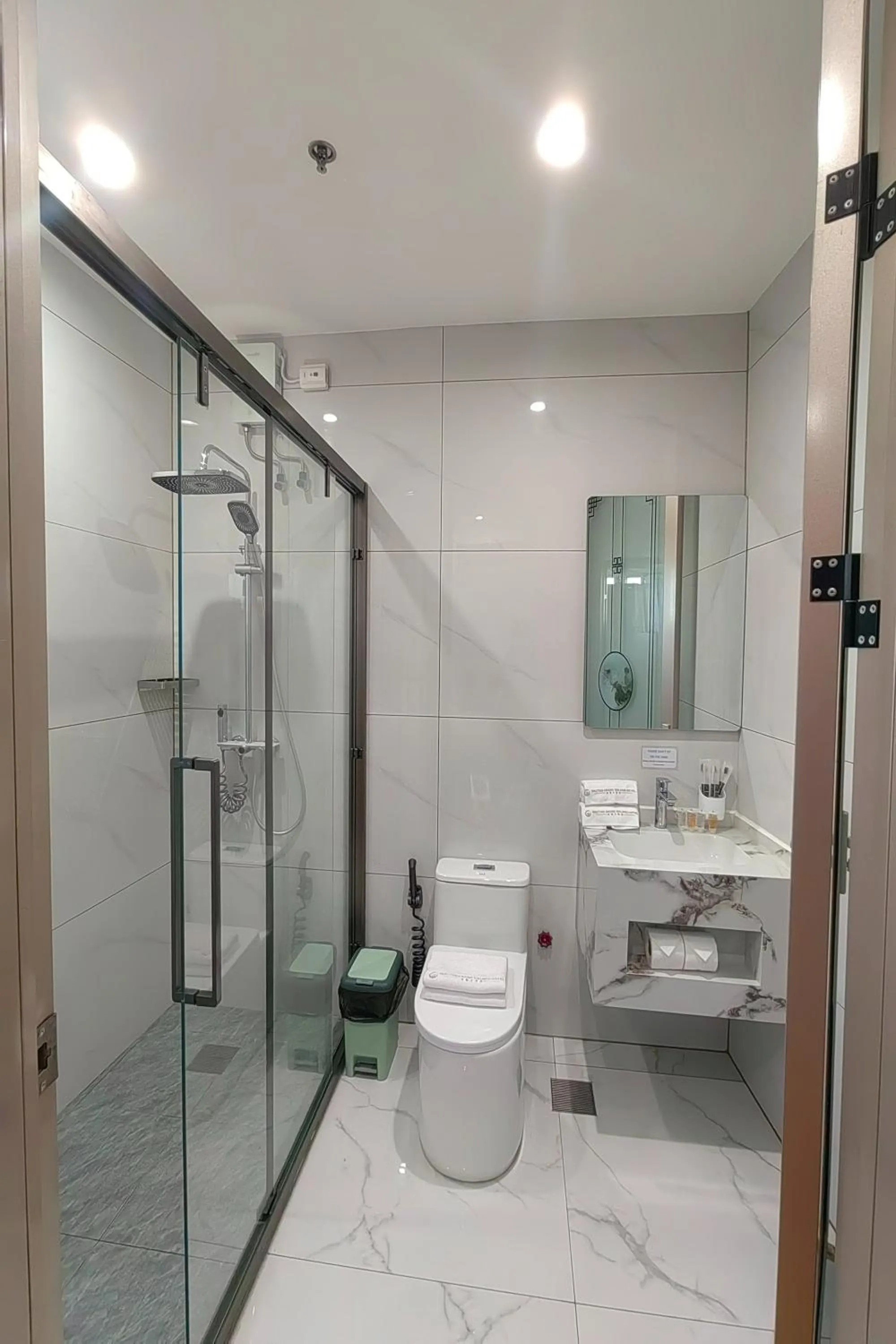 Shower in Mactan Grand Golden Hotel near Airport