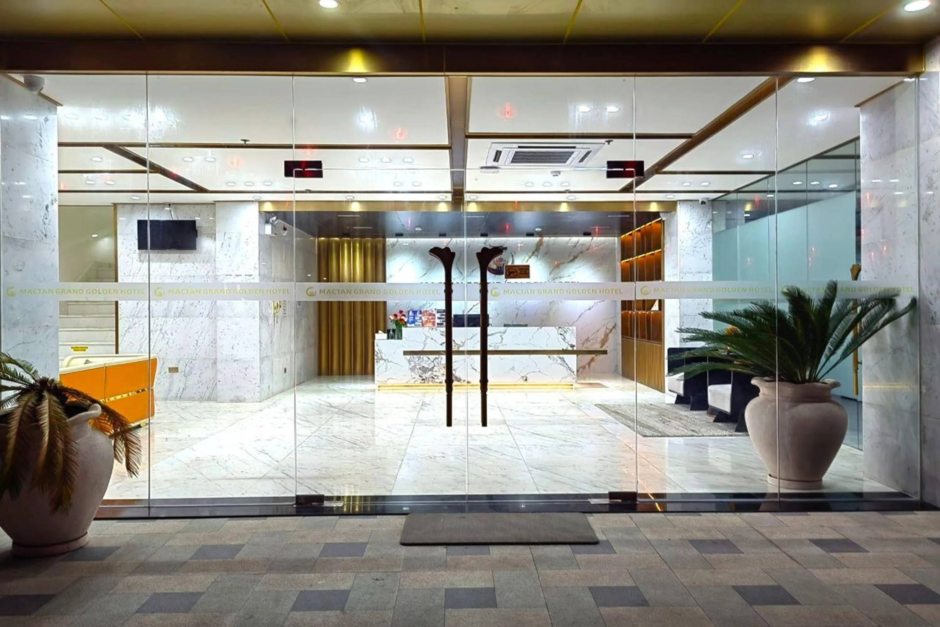 Lobby or reception in Mactan Grand Golden Hotel near Airport