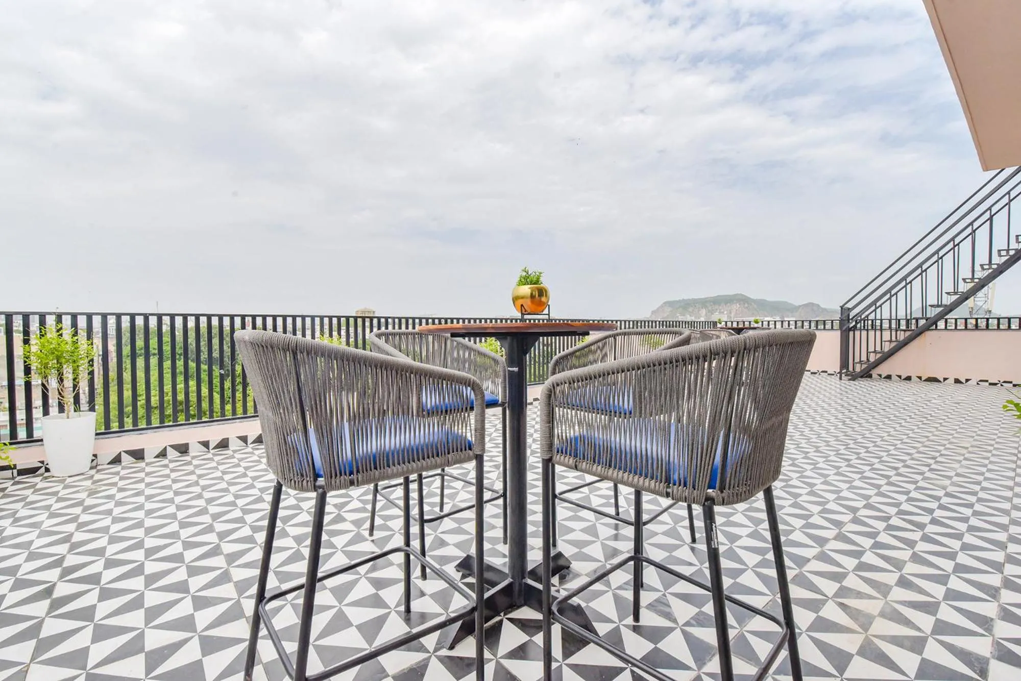 Restaurant/places to eat in FabHotel Blooming Beds Pearl