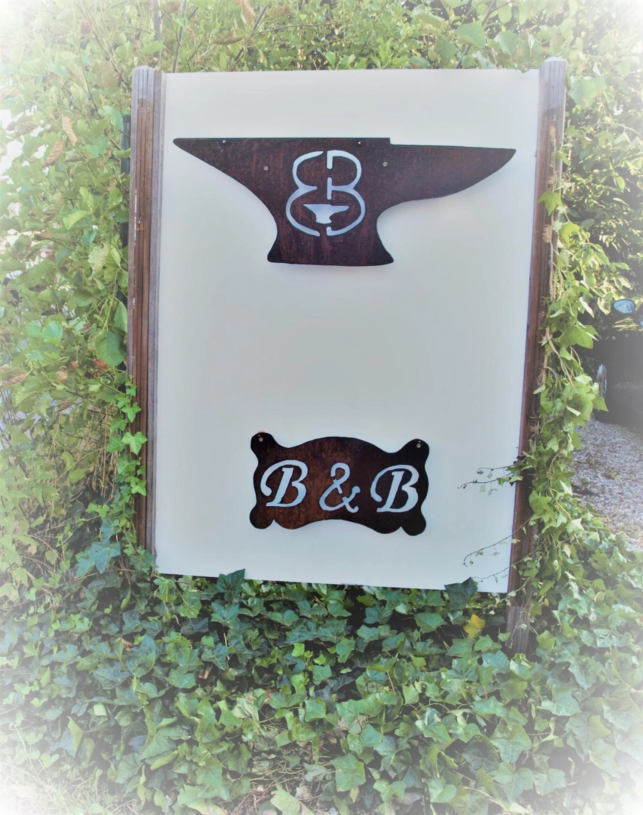 Property logo or sign in B&B Halen
