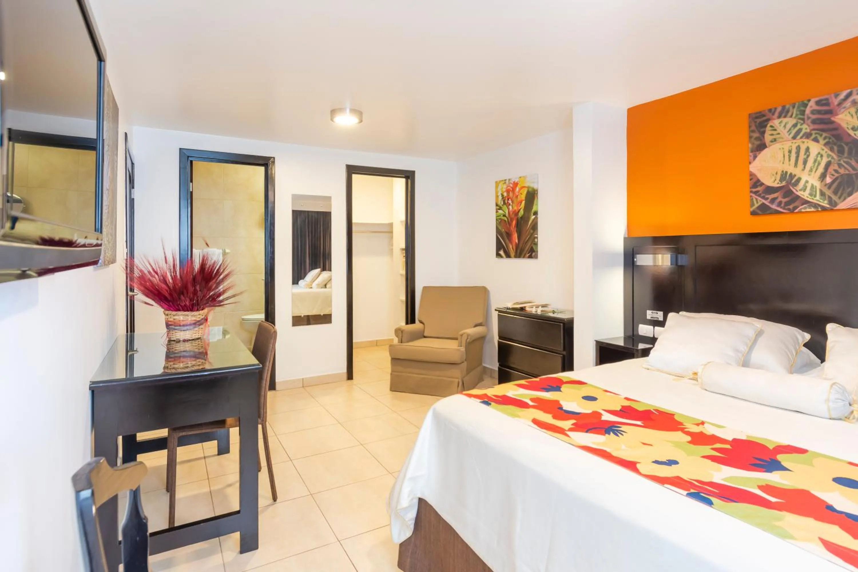 Photo of the whole room, Bed in Hotel Residence Inn Suites Cristina