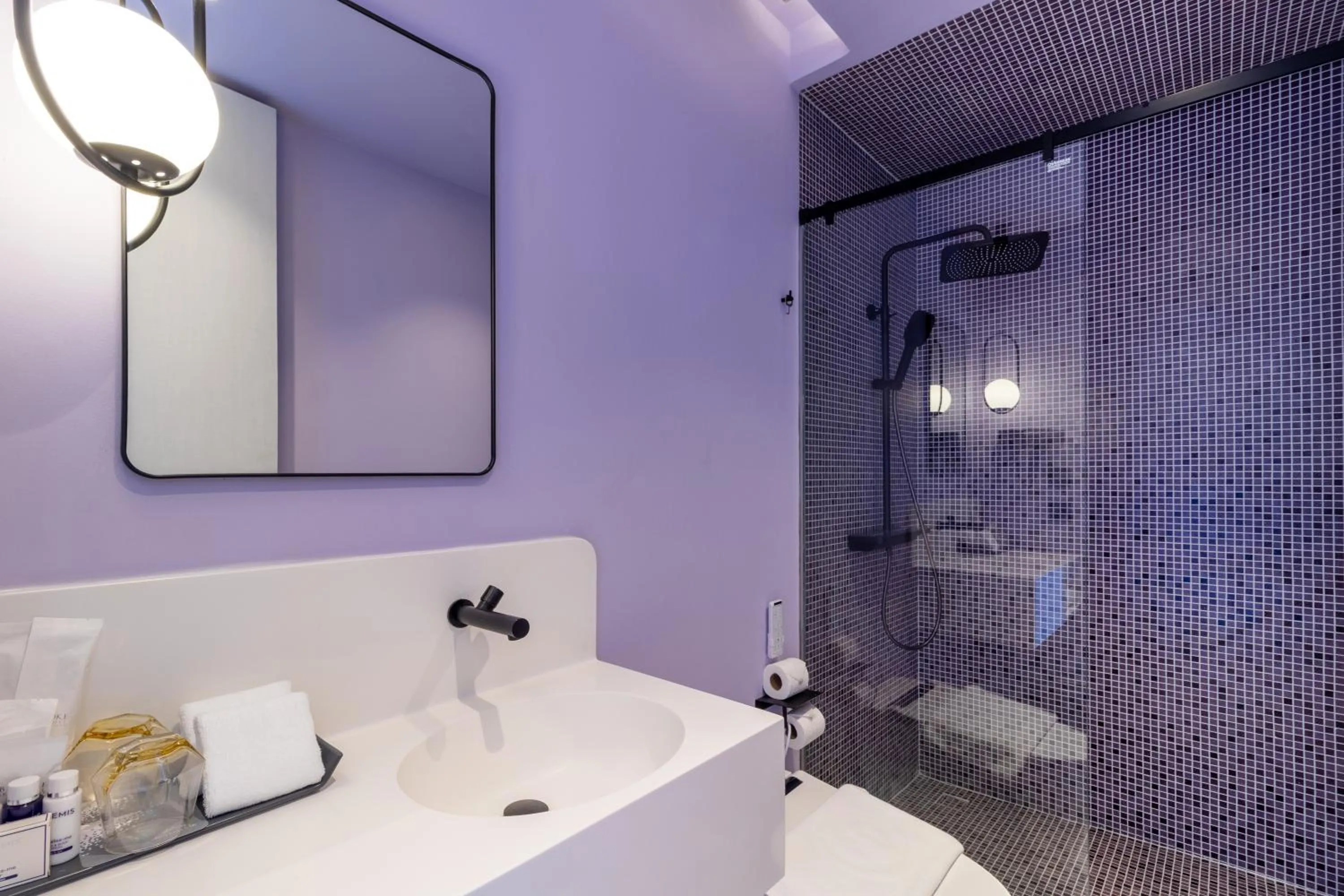 Shower in Queensland Hotel Bangkok