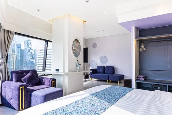 Seating area, Bed in Queensland Hotel Bangkok