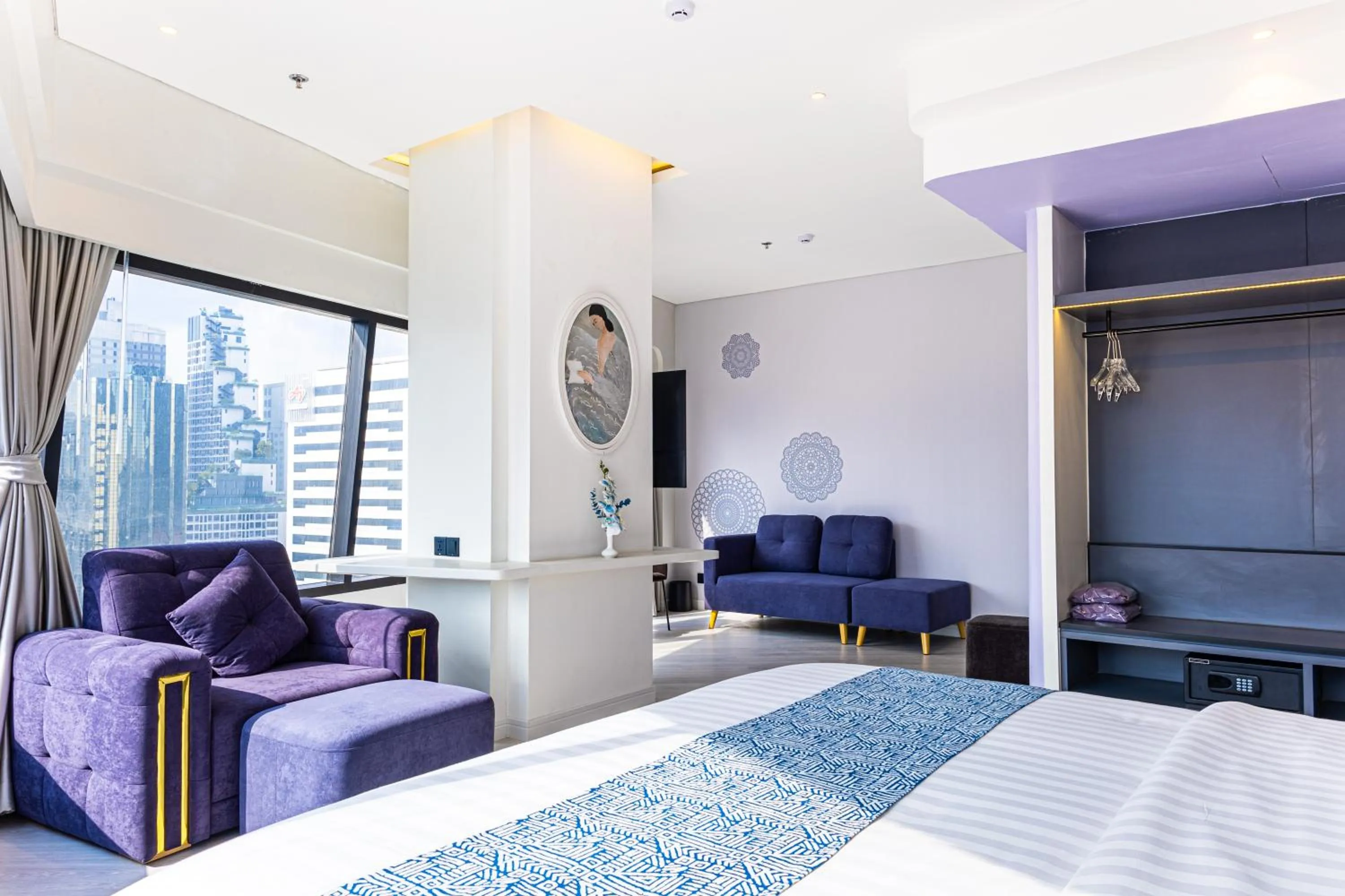 Bedroom, Bed in Queensland Hotel Bangkok