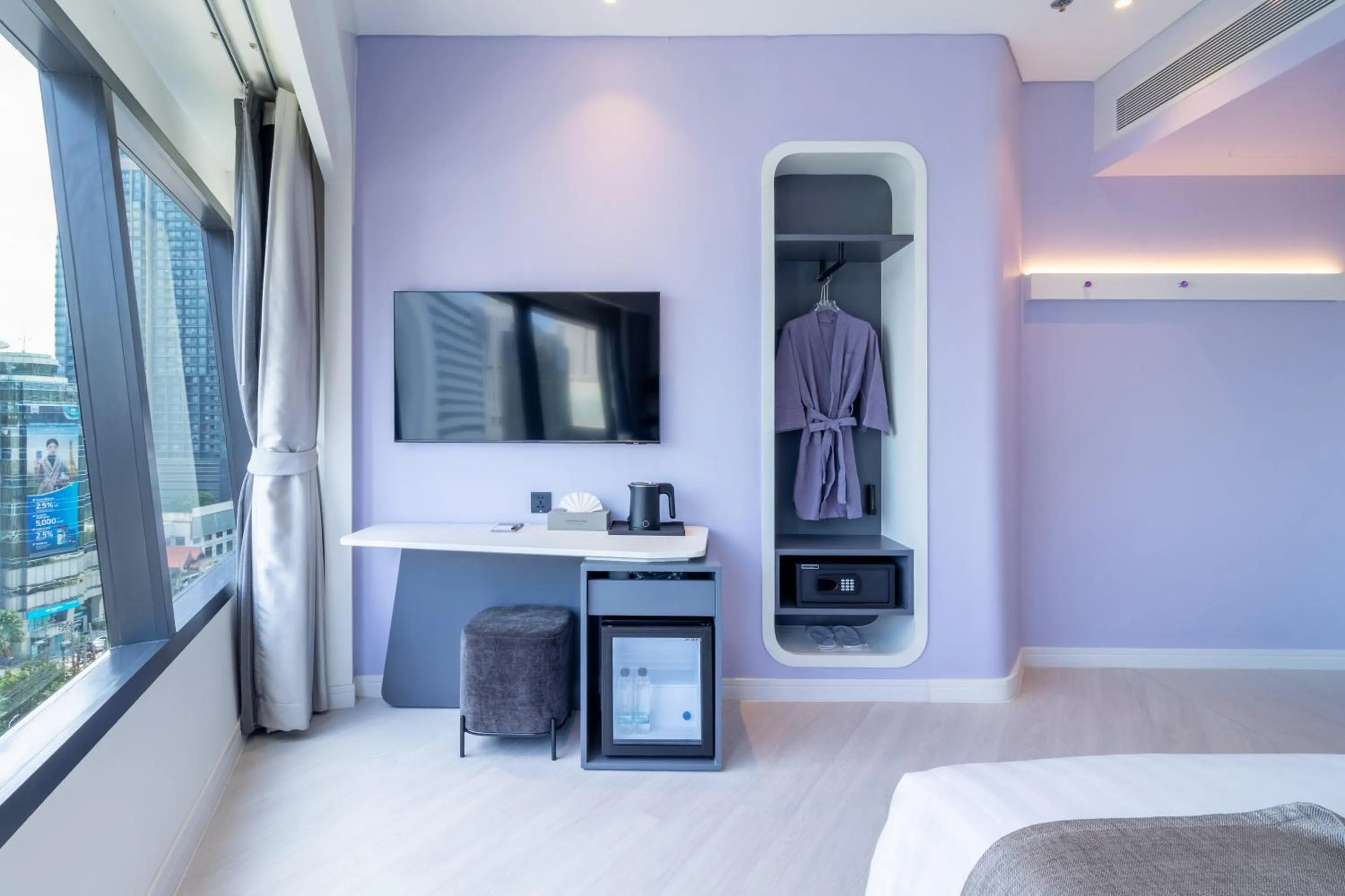 Bedroom, Bed in Queensland Hotel Bangkok