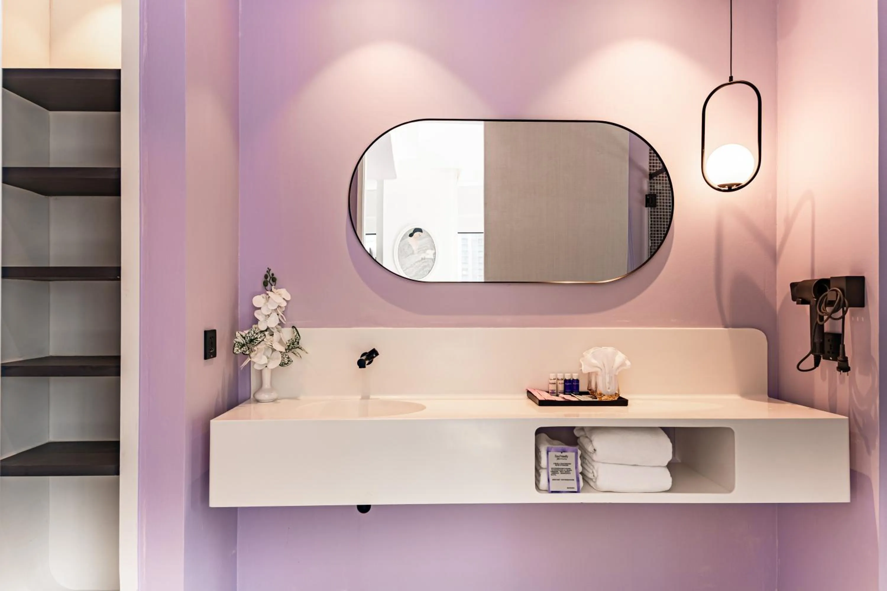 Bathroom in Queensland Hotel Bangkok