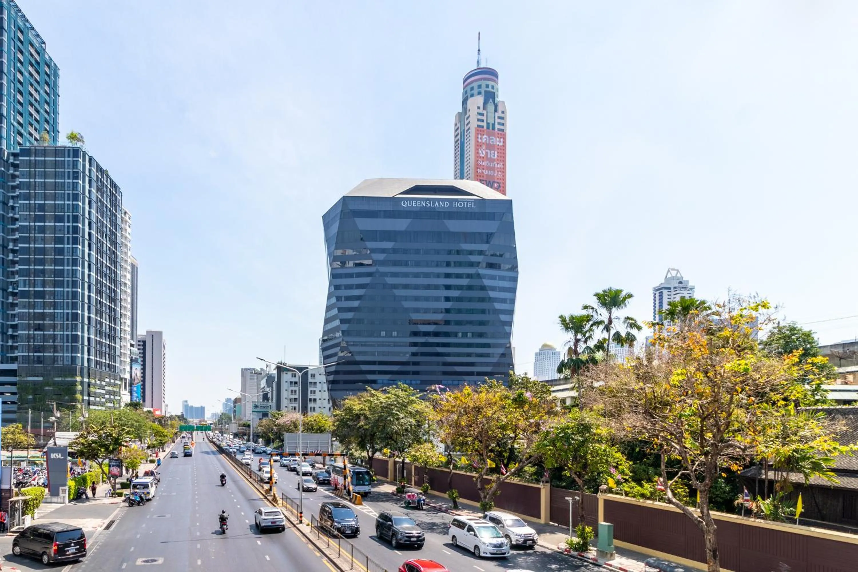 Property building in Queensland Hotel Bangkok