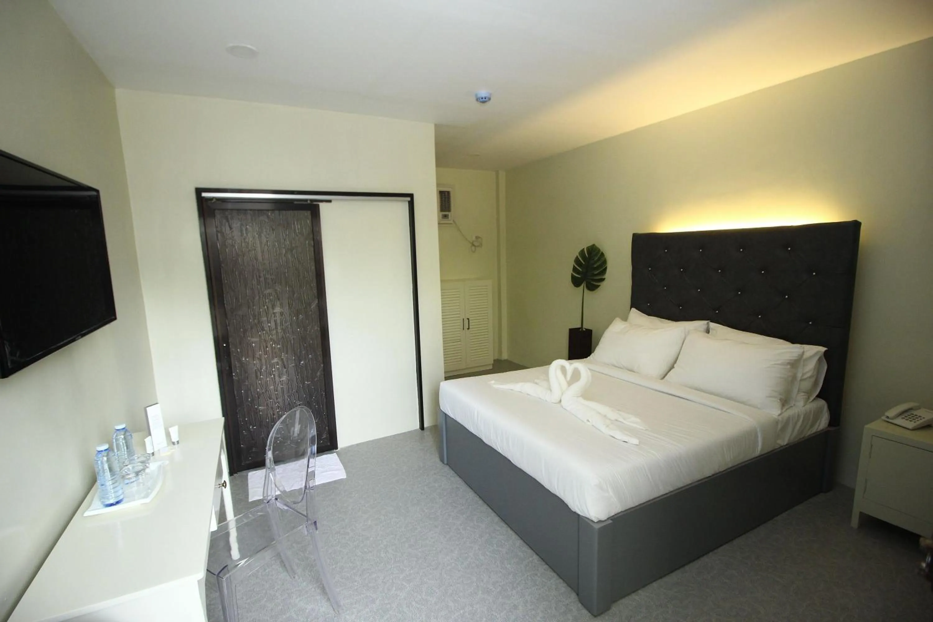 Bedroom, Bed in The Paragon Hotel and Restaurant