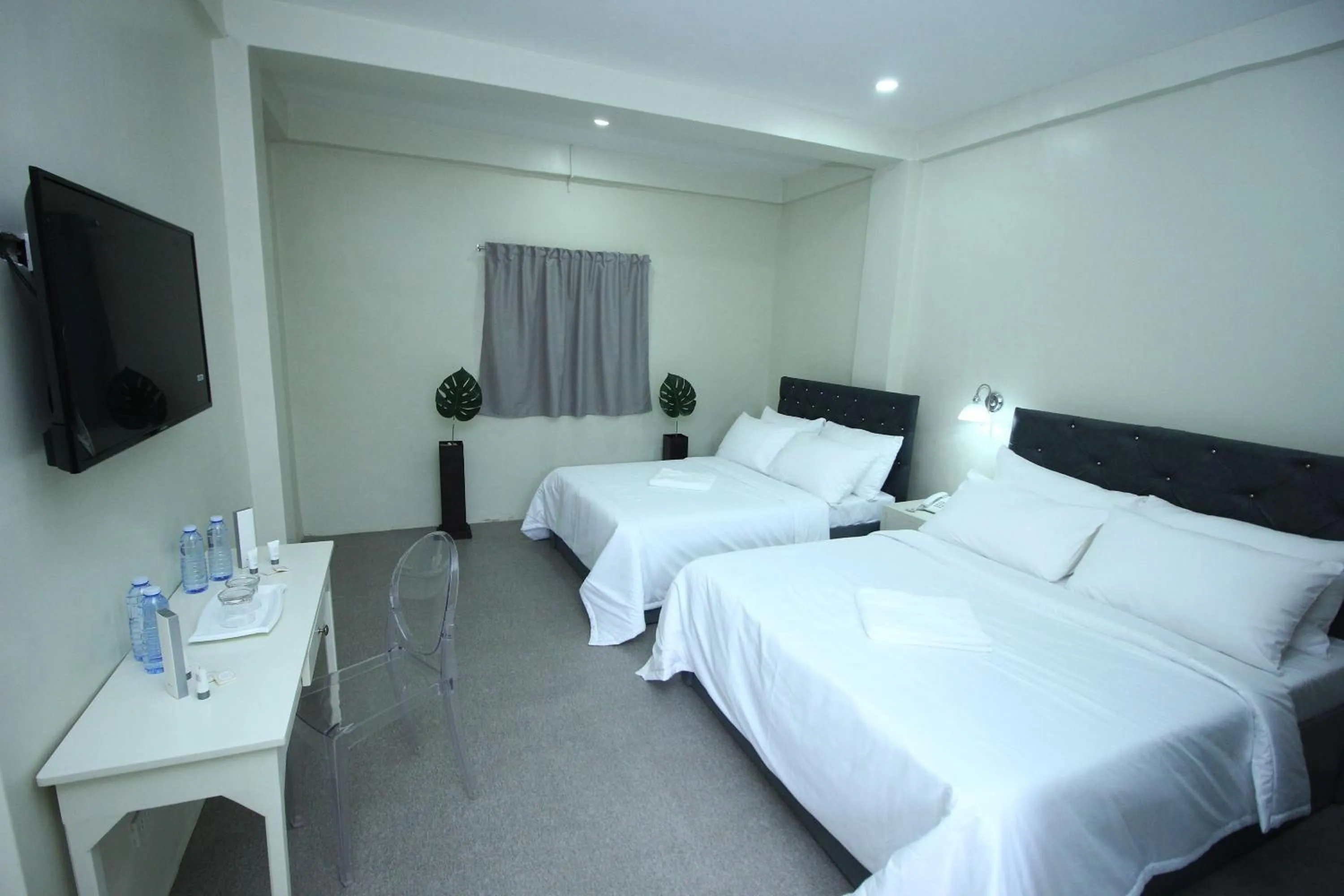 Bedroom, Bed in The Paragon Hotel and Restaurant