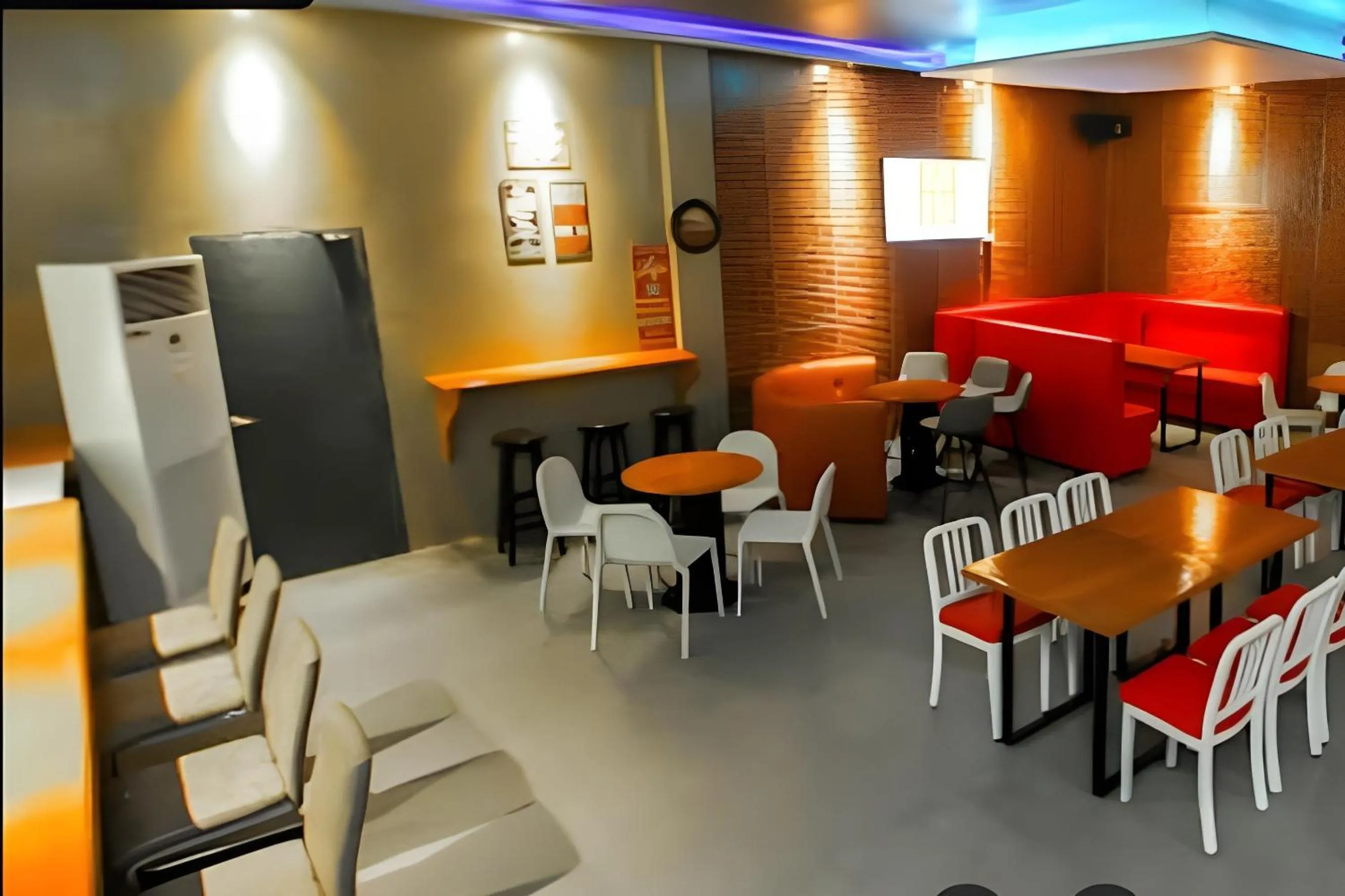 Restaurant/places to eat in The Paragon Hotel and Restaurant