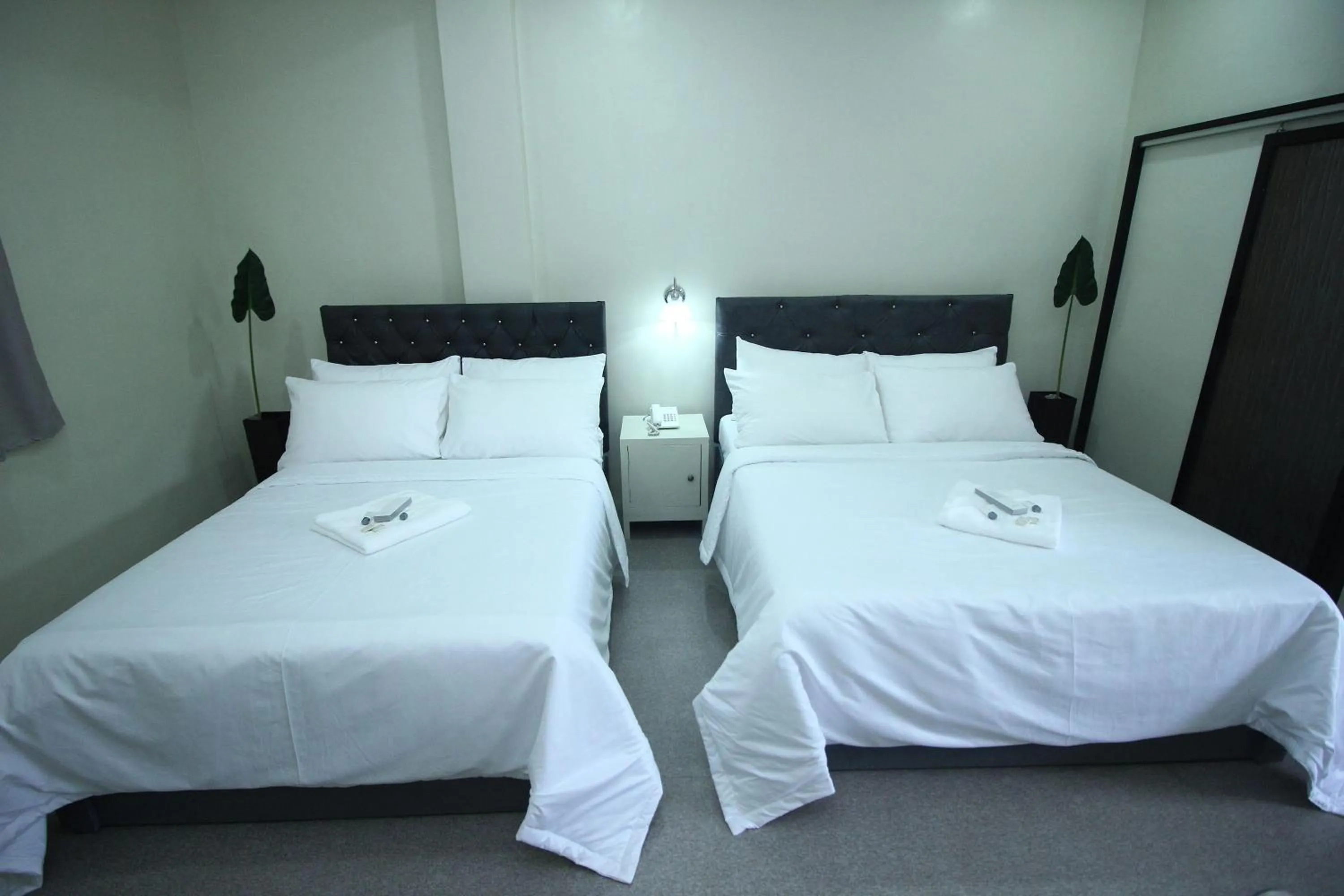 Bed in The Paragon Hotel and Restaurant