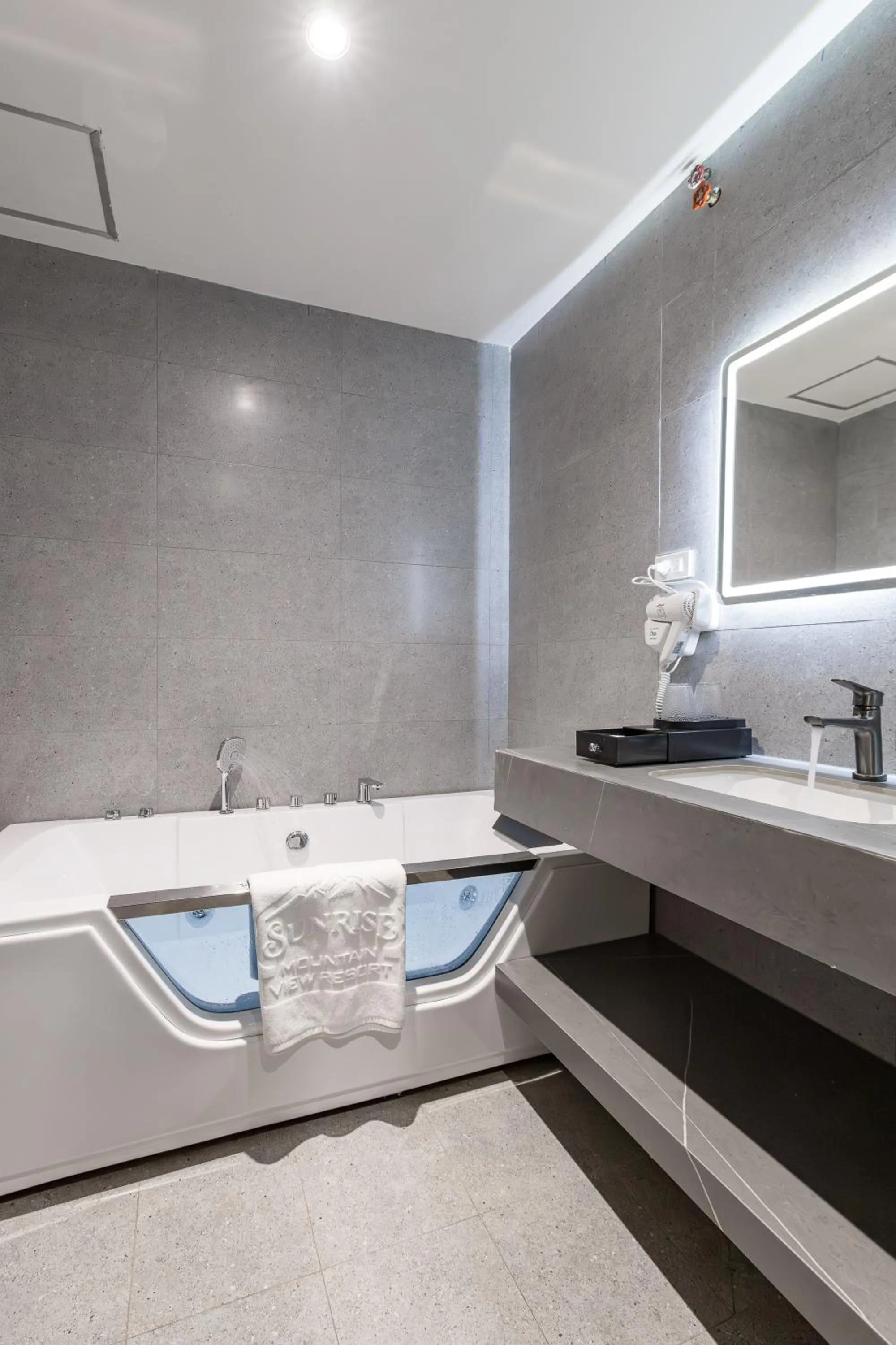 Sunrise Mountain View Resort