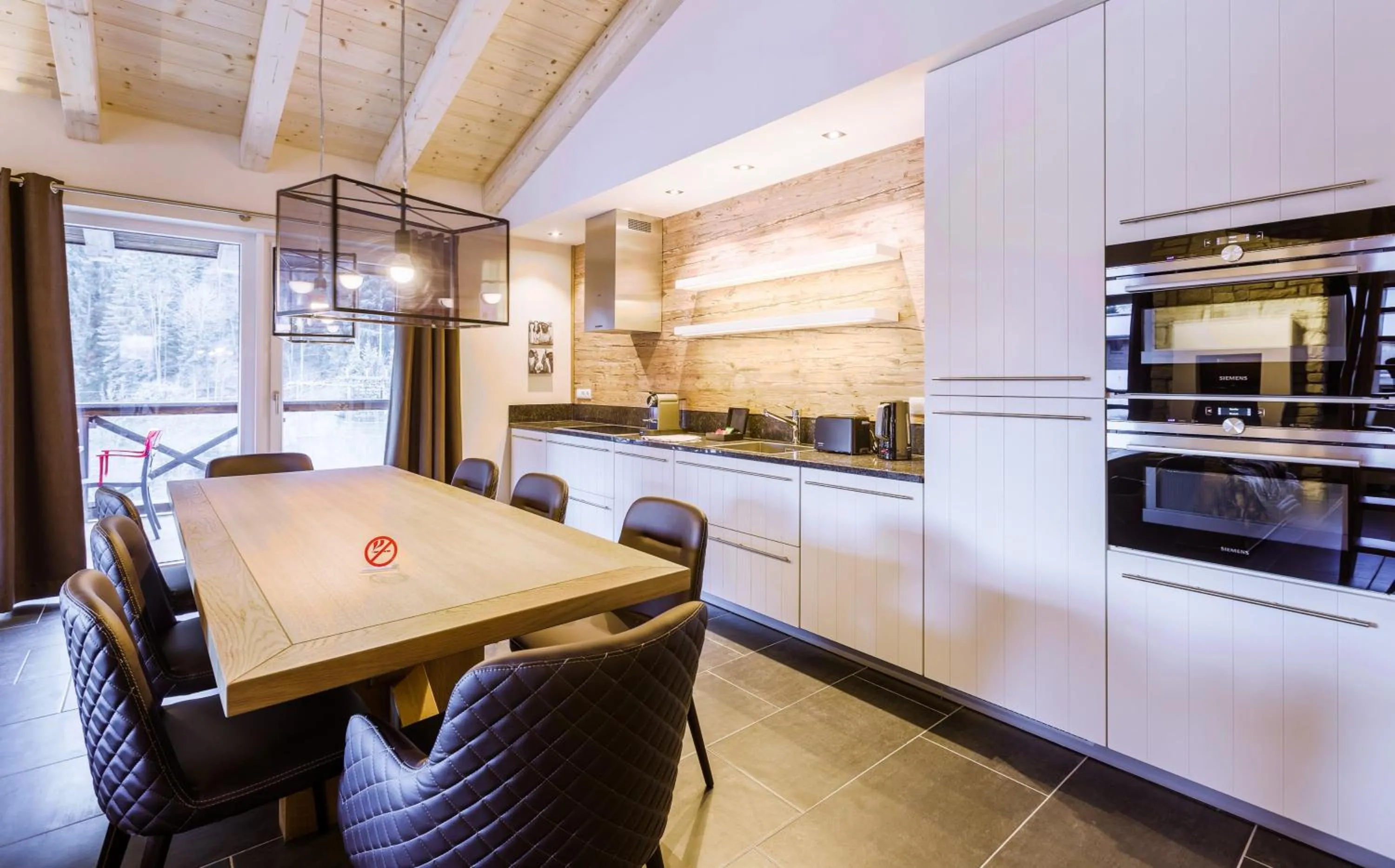 Dining area in AvenidA Mountain Lodges Saalbach