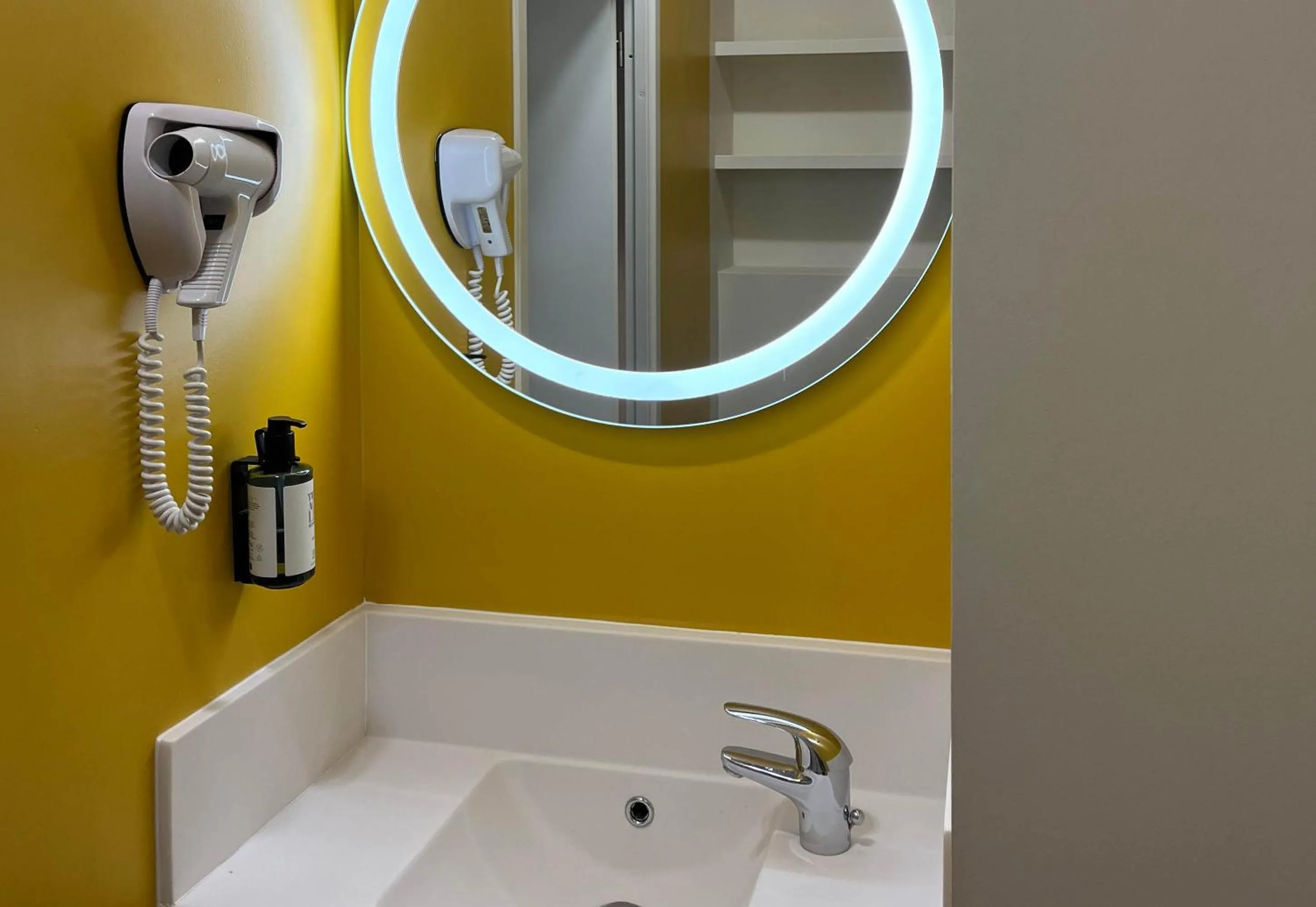 Bathroom in B&B HOME Paris Mairie de Saint-Ouen