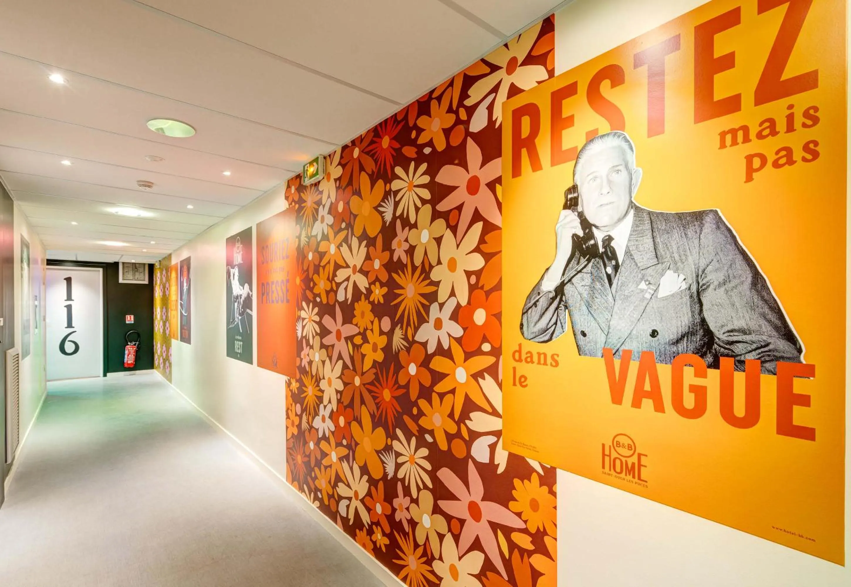 Lobby or reception in B&B HOME Paris Mairie de Saint-Ouen