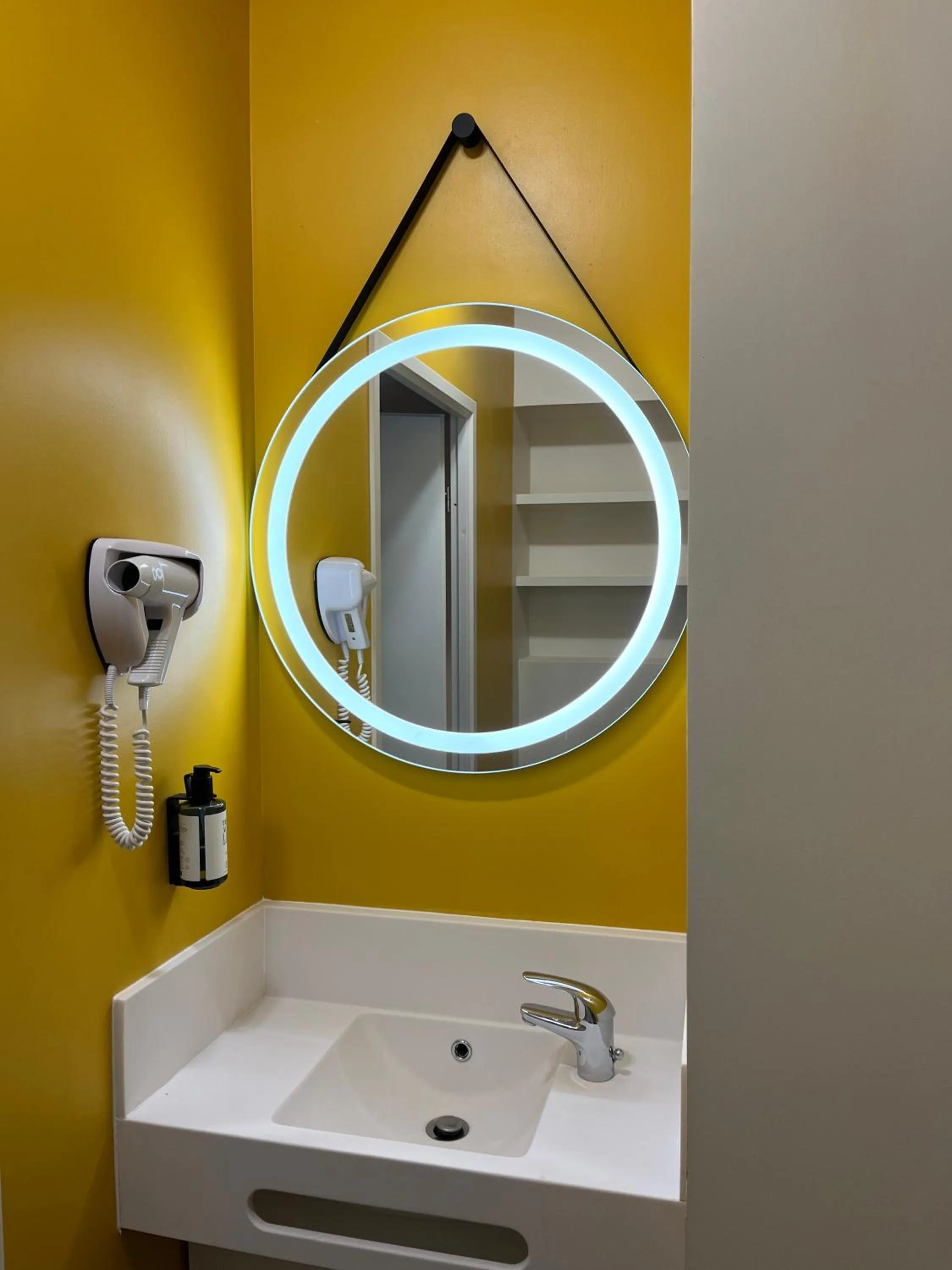 Bathroom in B&B HOME Paris Mairie de Saint-Ouen