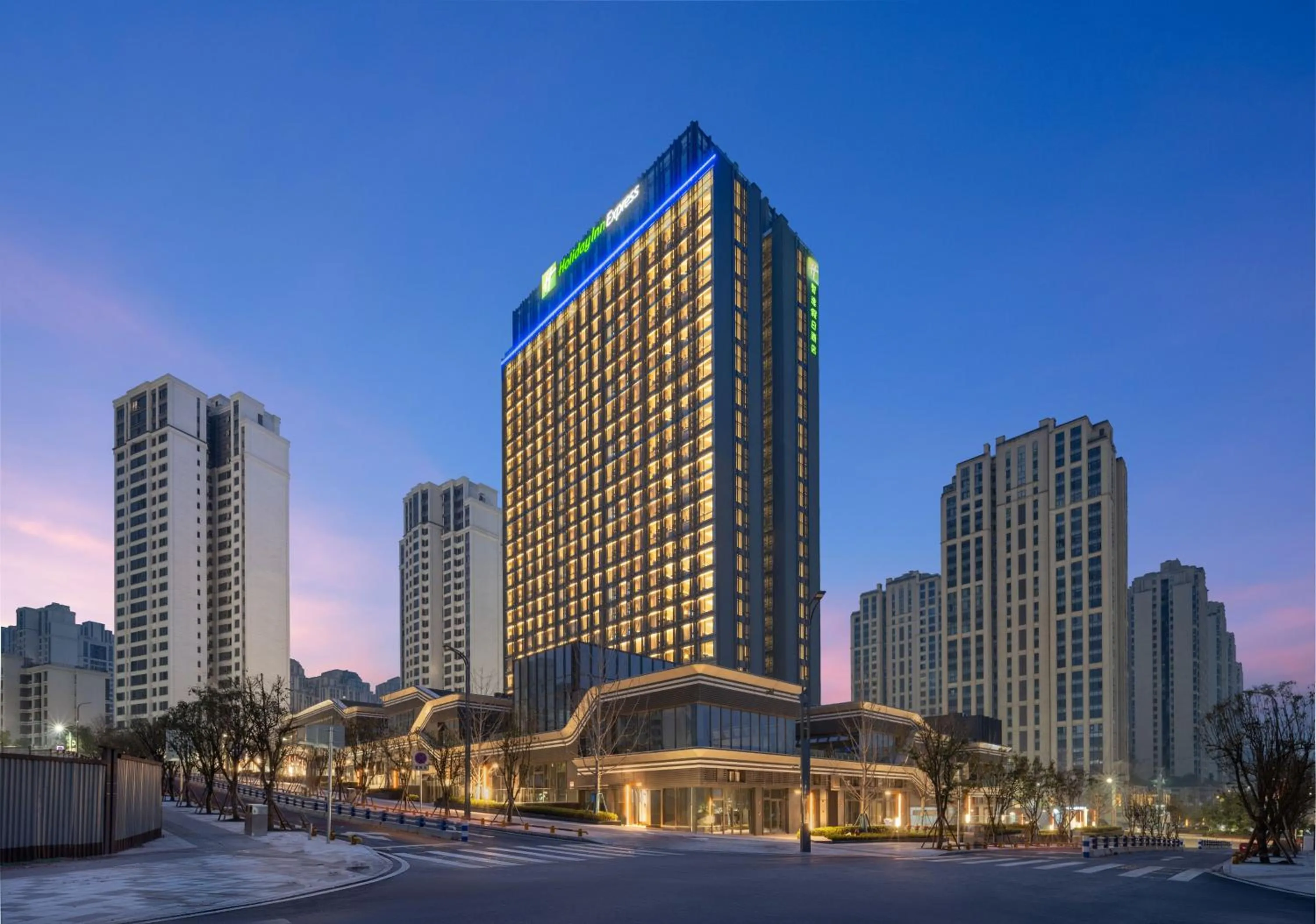 Property building in Holiday Inn Express Chongqing Central Park by IHG