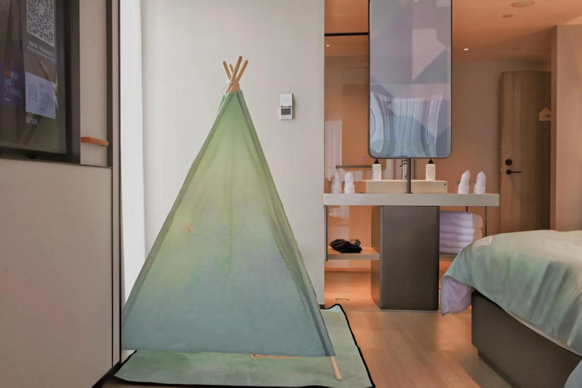 Photo of the whole room, Bed in Holiday Inn Express Chongqing Central Park by IHG