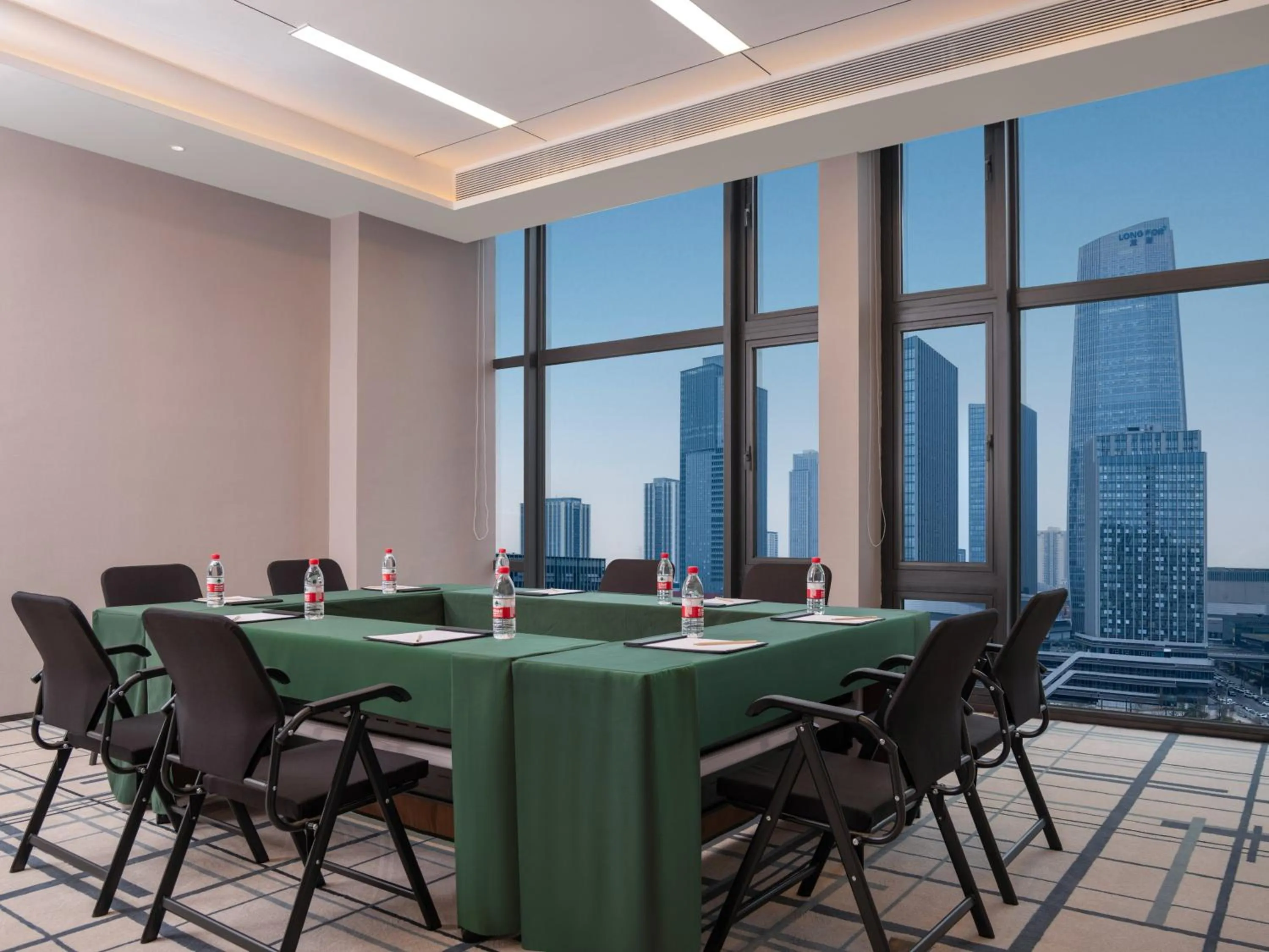 Meeting/conference room in Holiday Inn Express Chongqing Central Park by IHG