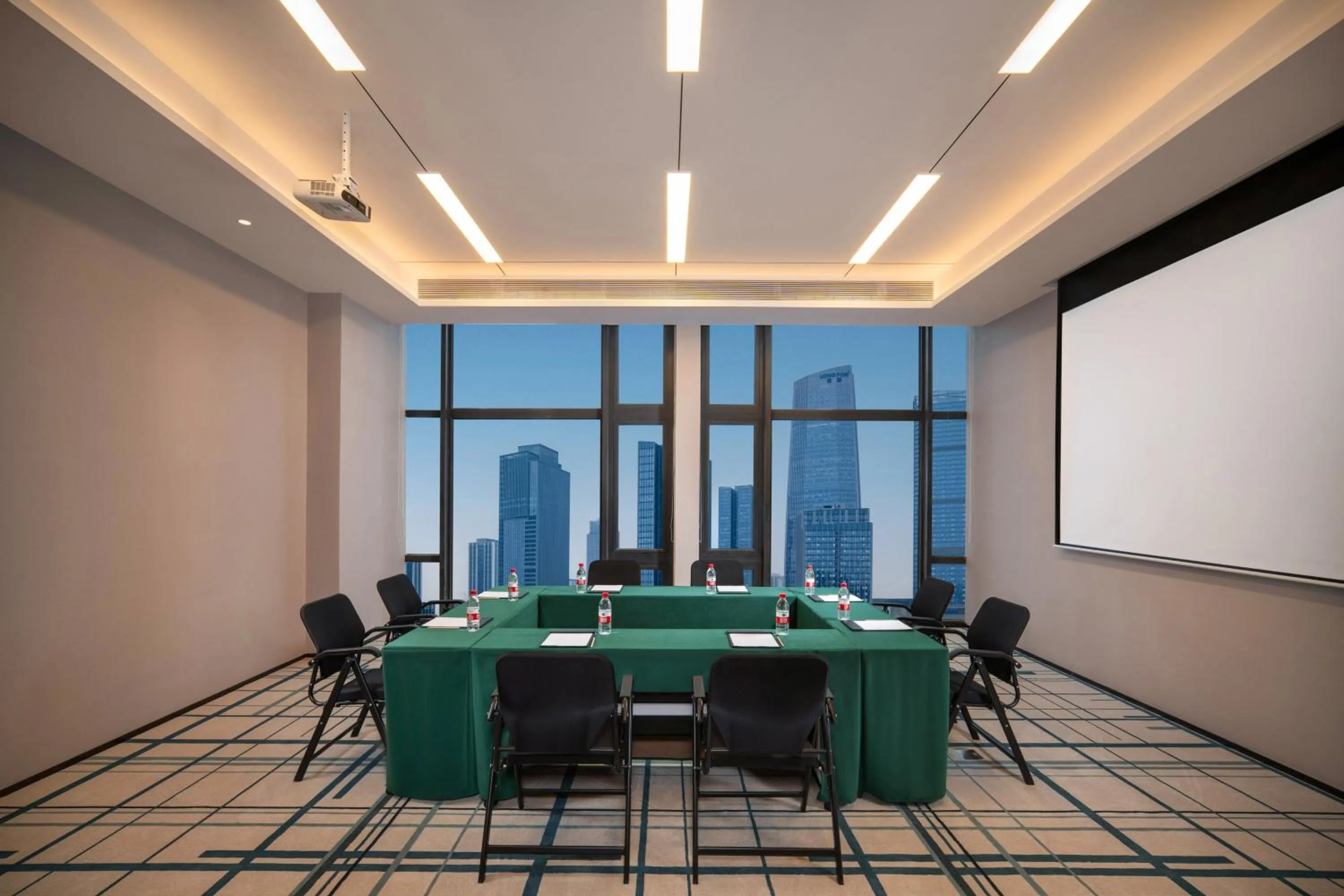Meeting/conference room in Holiday Inn Express Chongqing Central Park by IHG
