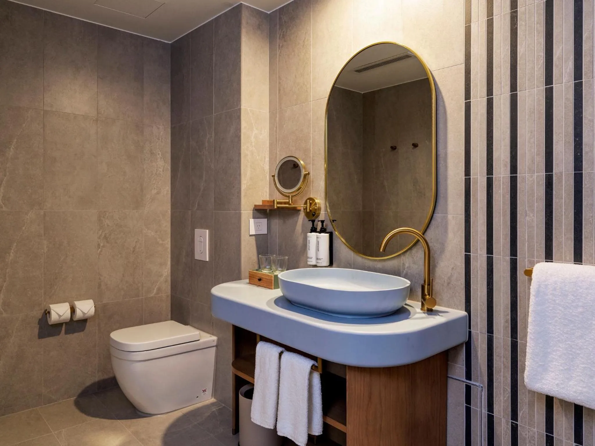 Photo of the whole room in voco Gosford by IHG