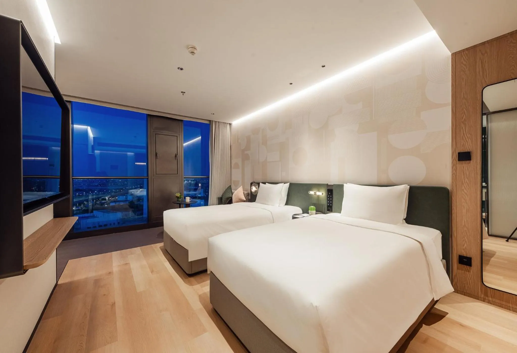 Photo of the whole room, Bed in EVEN Hotel Shanghai Jinqiao by IHG
