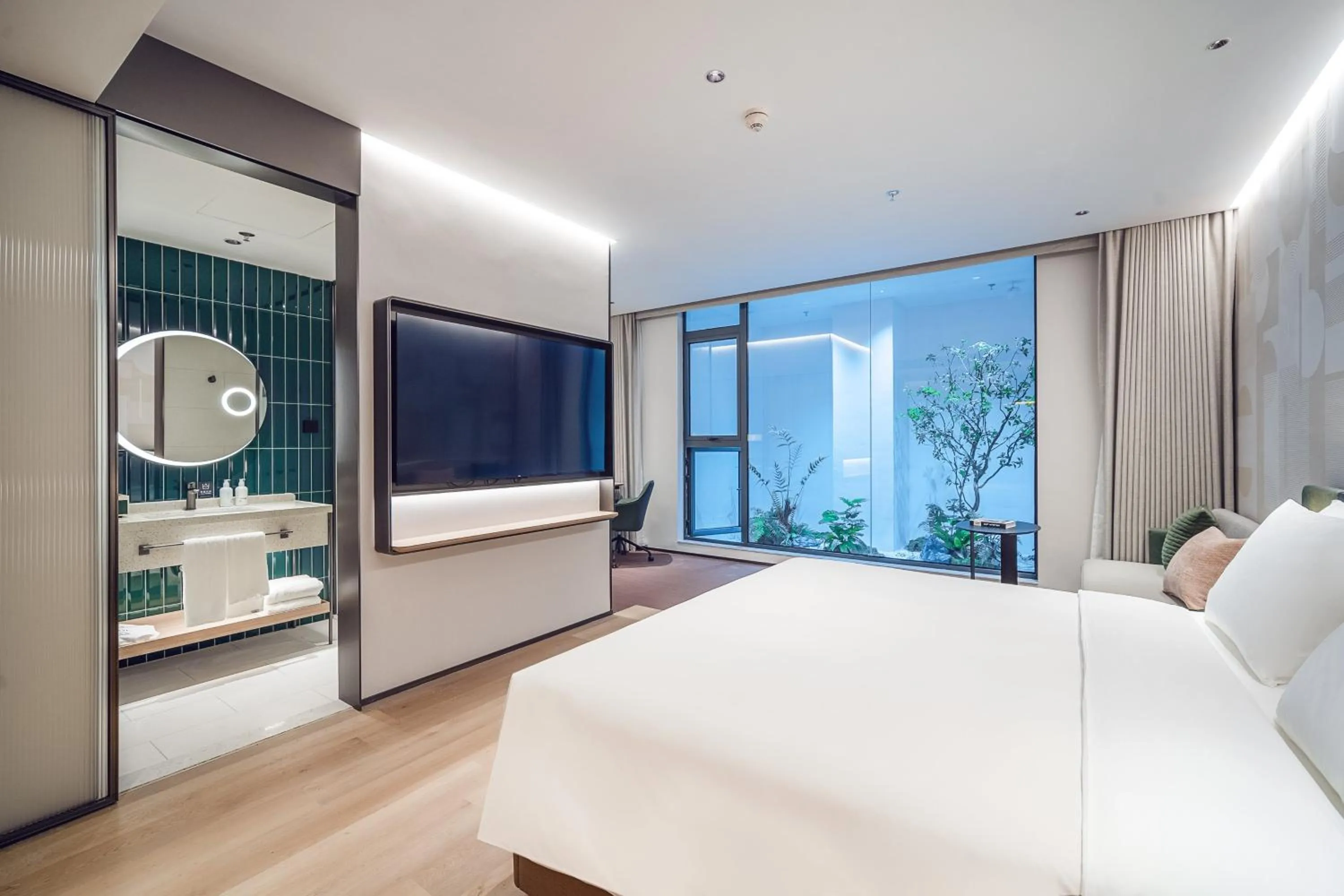 Photo of the whole room, Bed in EVEN Hotel Shanghai Jinqiao by IHG