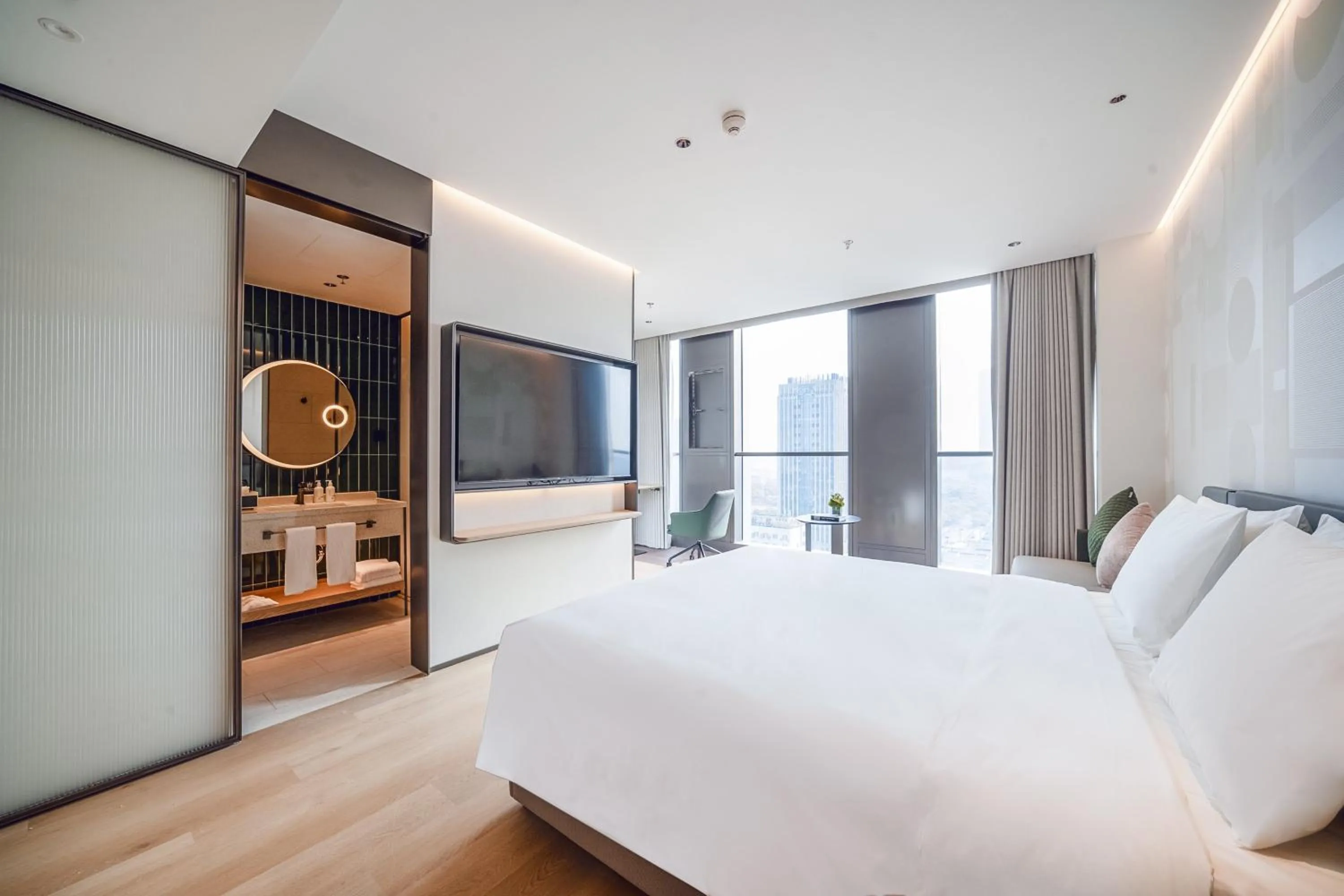 Photo of the whole room, Bed in EVEN Hotel Shanghai Jinqiao by IHG