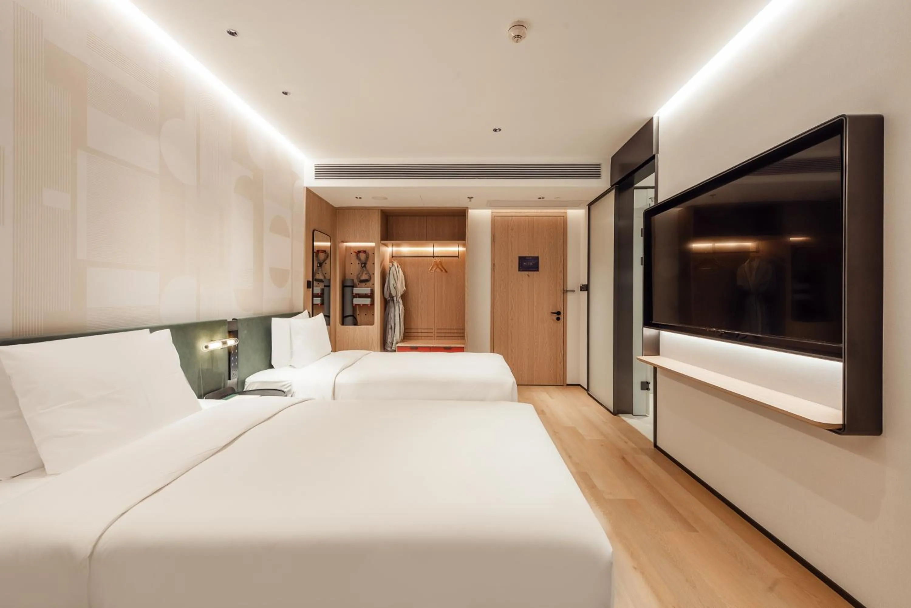 TV and multimedia, Bed in EVEN Hotel Shanghai Jinqiao by IHG