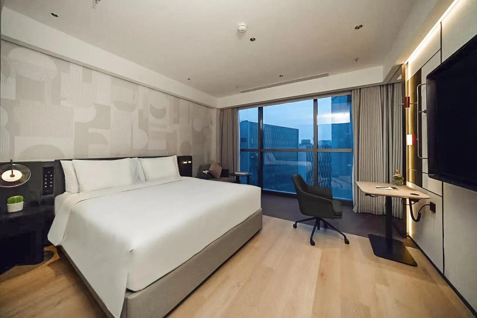 Photo of the whole room, Bed in EVEN Hotel Shanghai Jinqiao by IHG