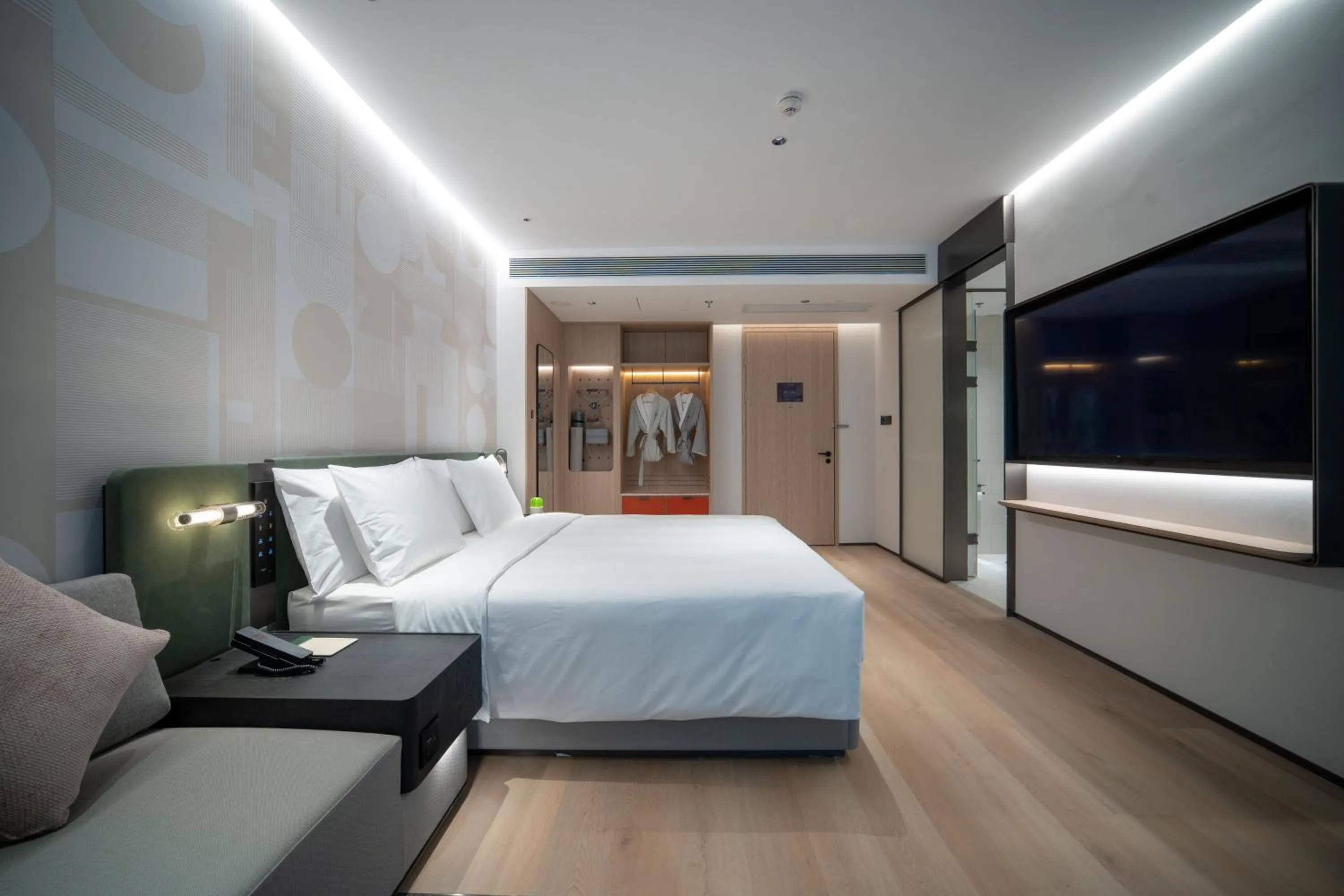 Photo of the whole room, Bed in EVEN Hotel Shanghai Jinqiao by IHG