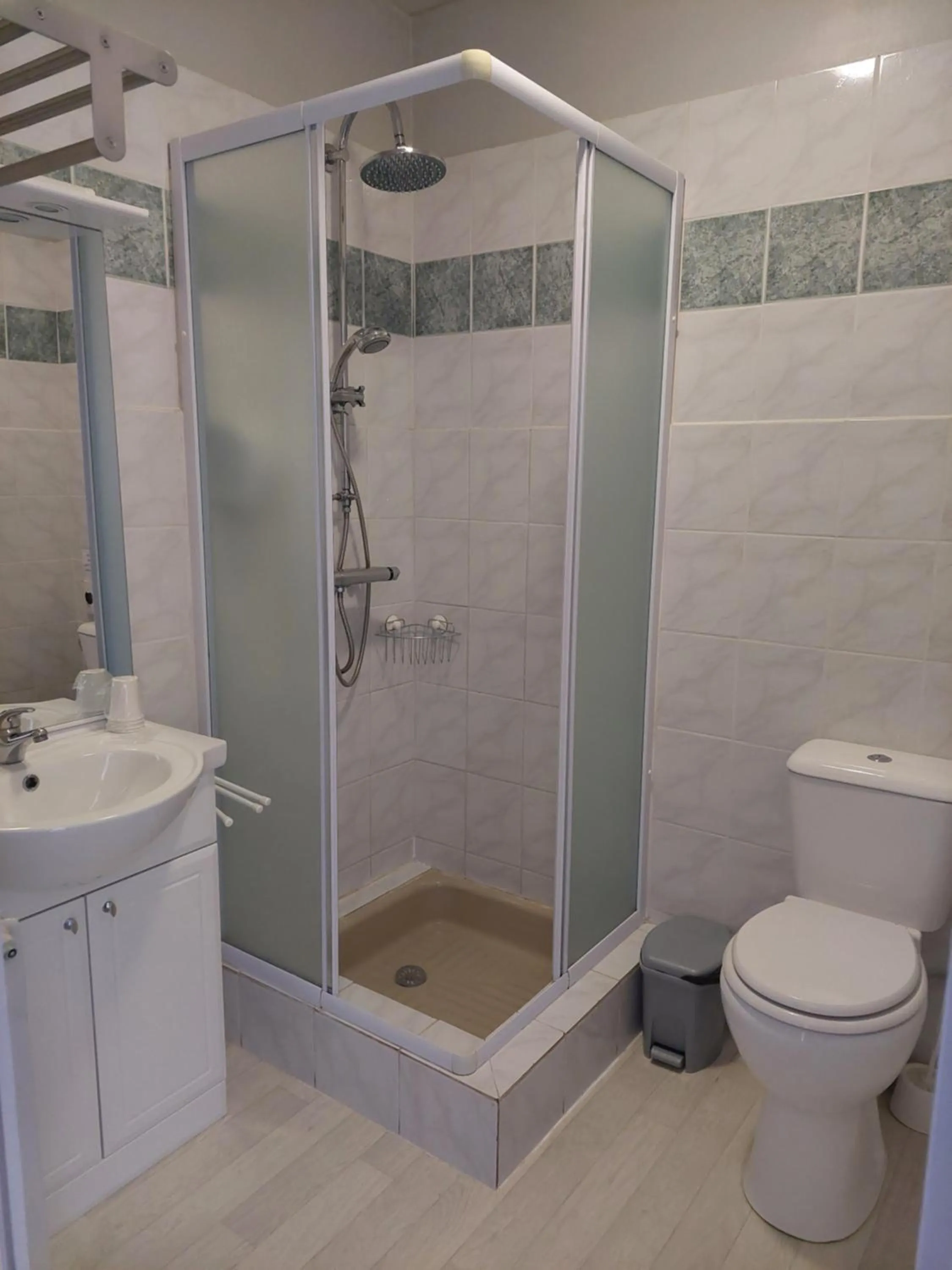 Bathroom in Le Mareuillais Hotel-Restaurant