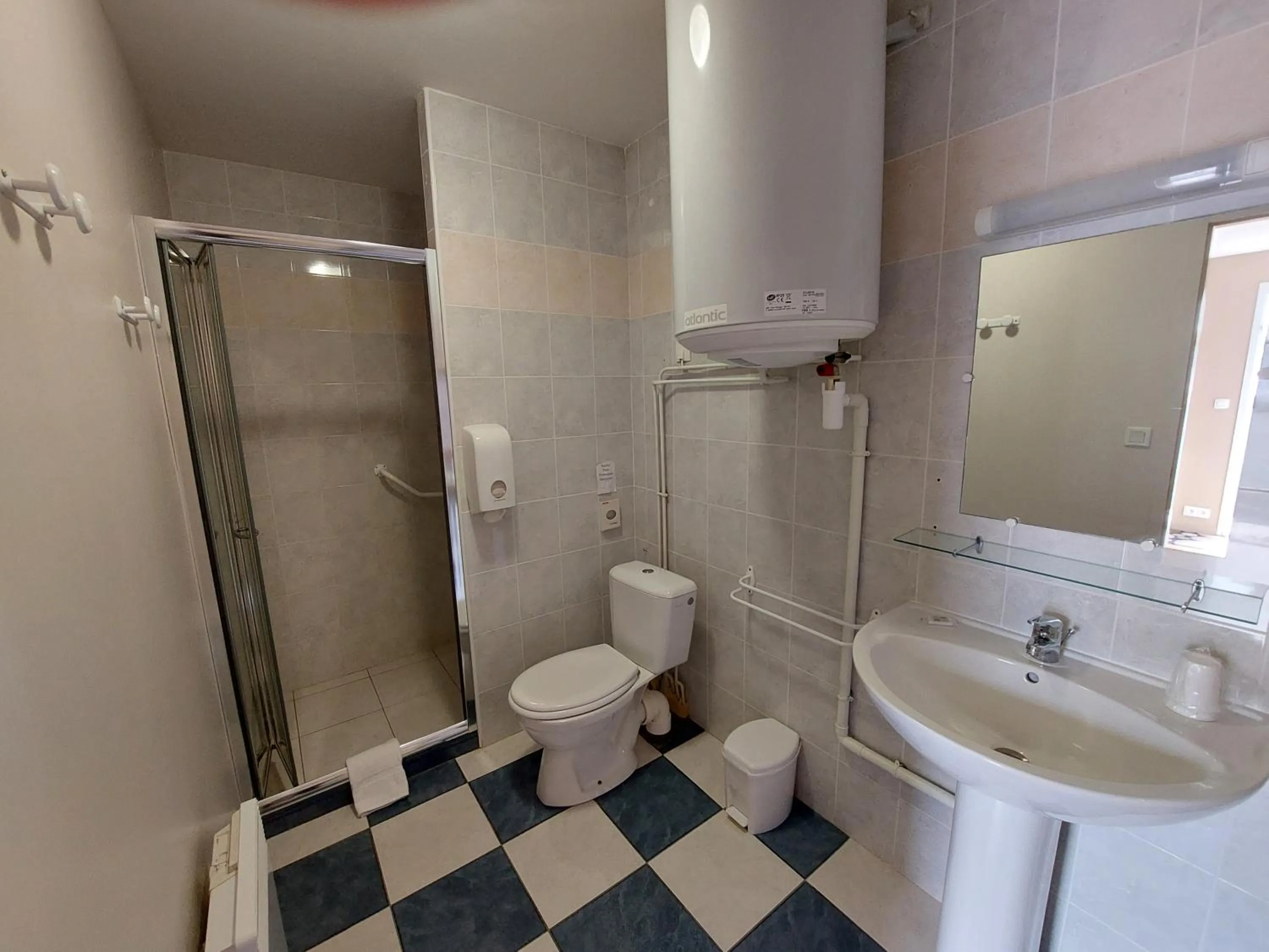 Bathroom in Le Mareuillais Hotel-Restaurant