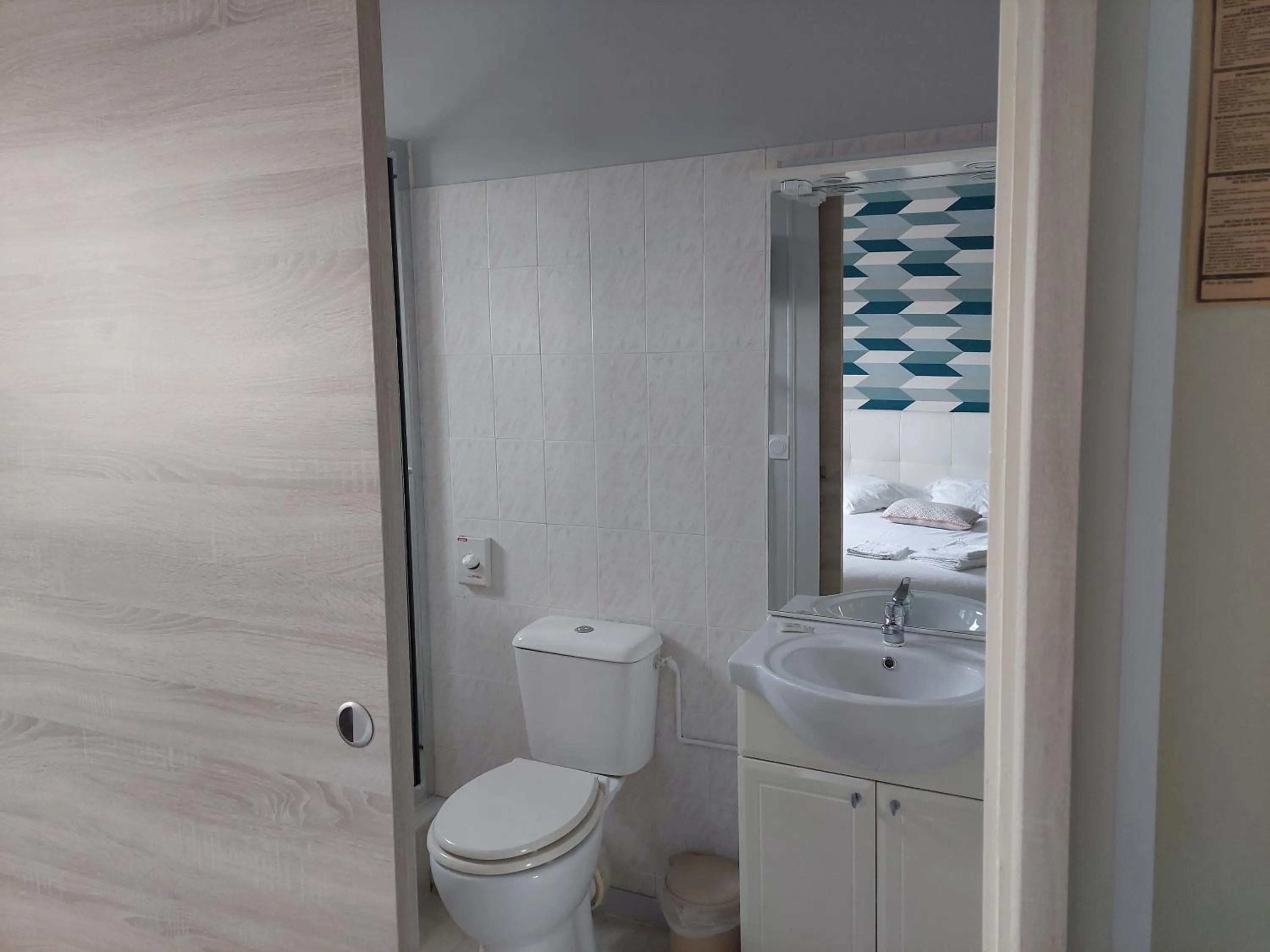 Bathroom in Le Mareuillais Hotel-Restaurant