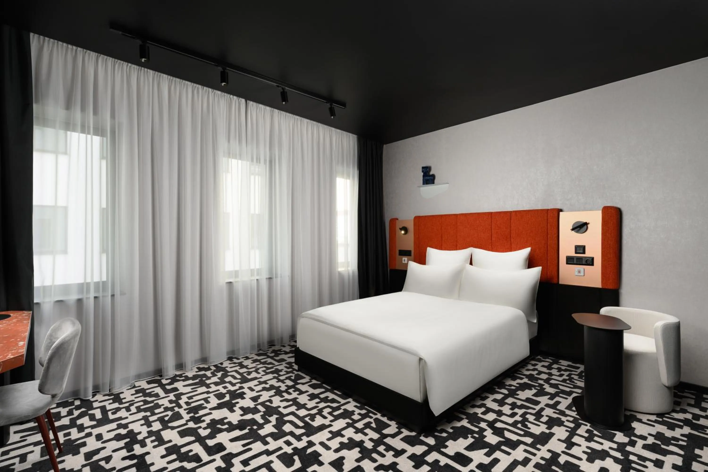 Shower, Bed in TRIBE Budapest Airport