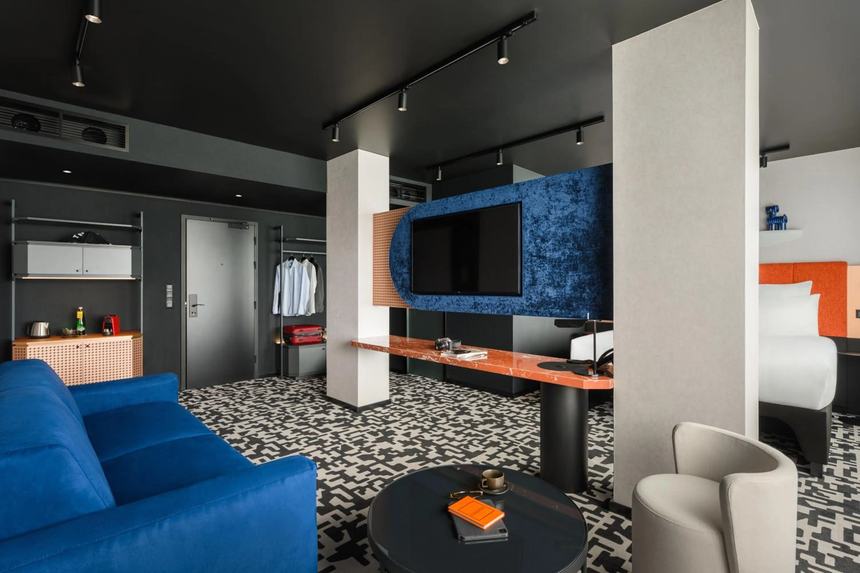 Communal lounge/ TV room in TRIBE Budapest Airport