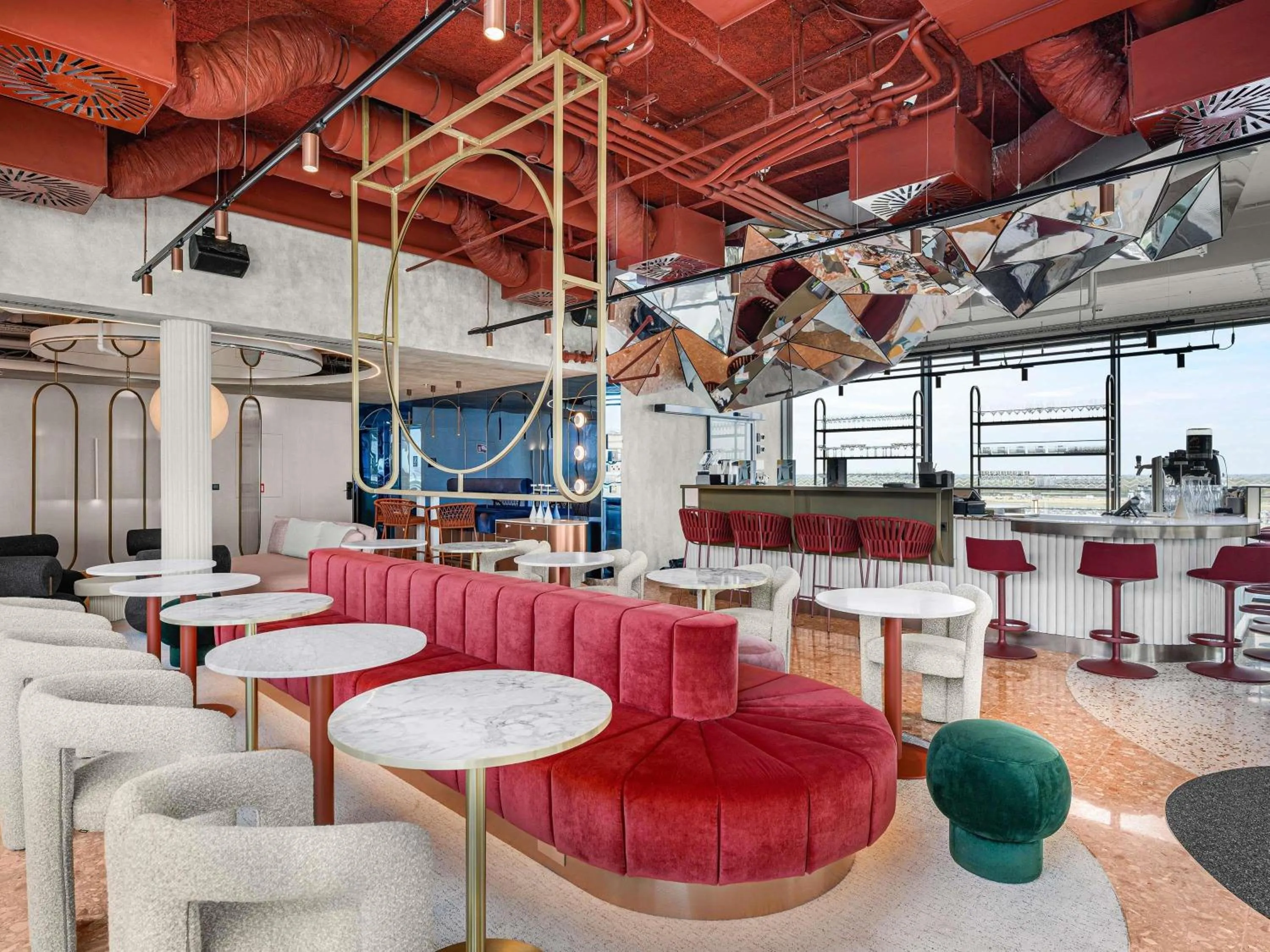 Lounge or bar in TRIBE Budapest Airport