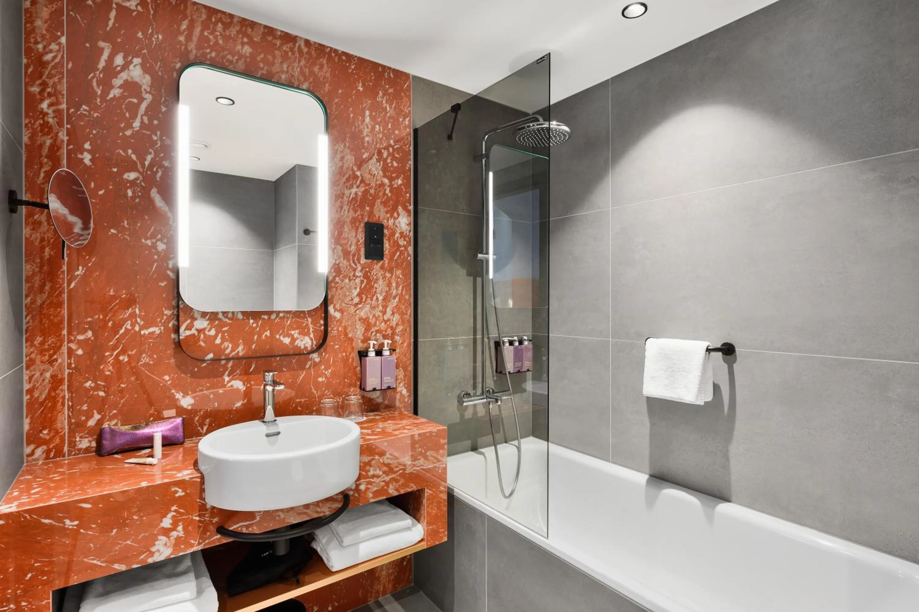 Shower in TRIBE Budapest Airport