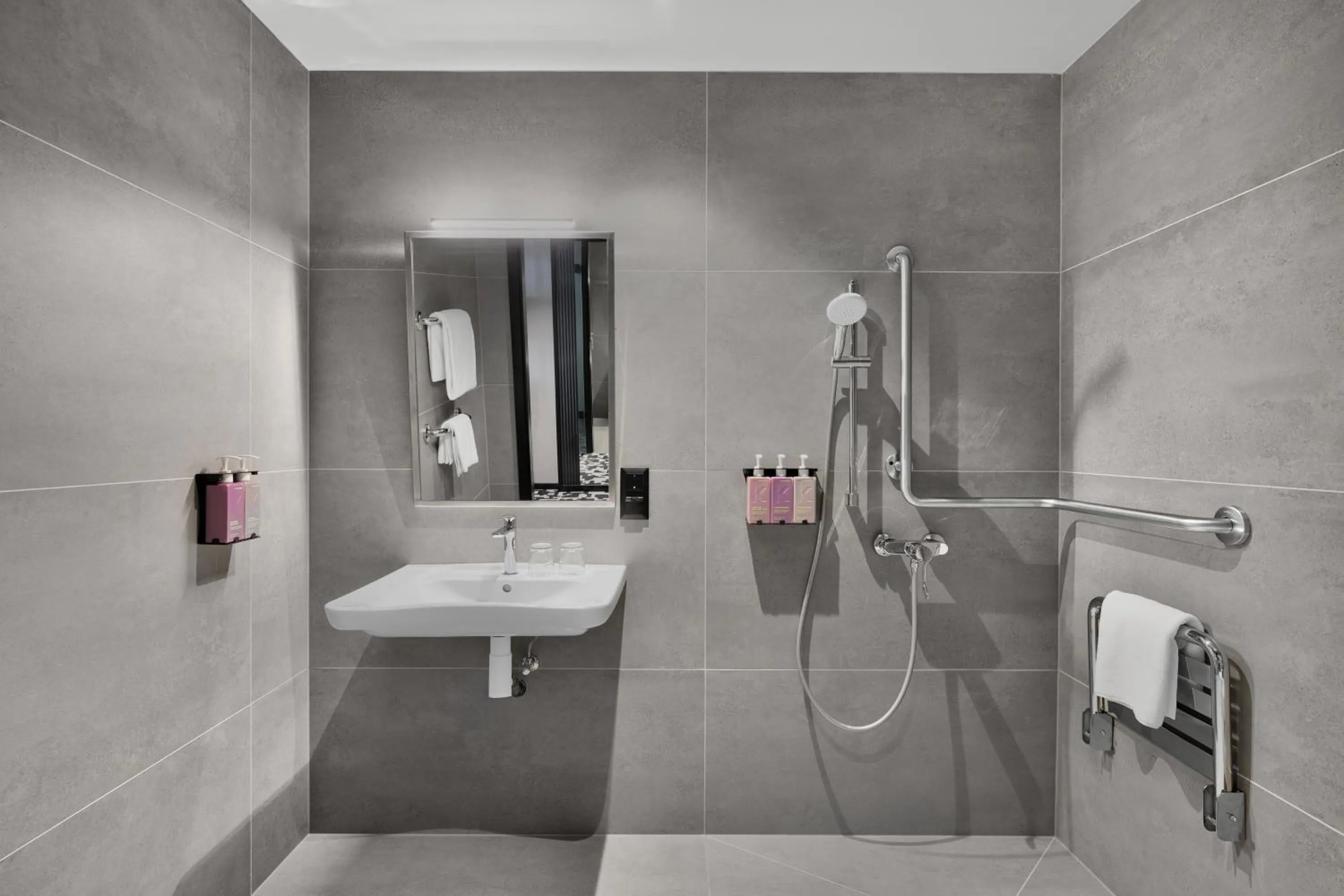 Shower in TRIBE Budapest Airport