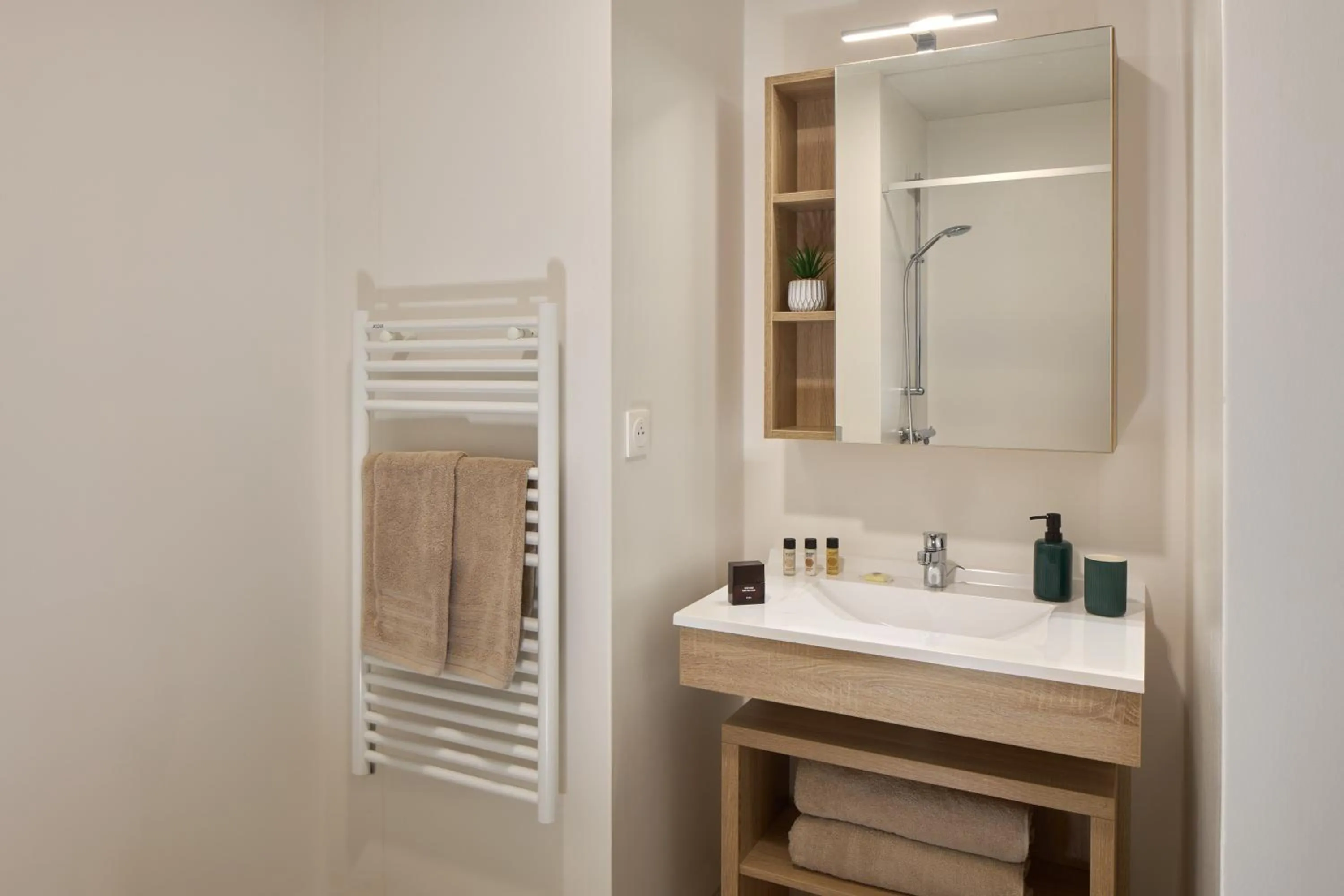 Shower in Zenitude Quality Aparthotel Nancy Centre