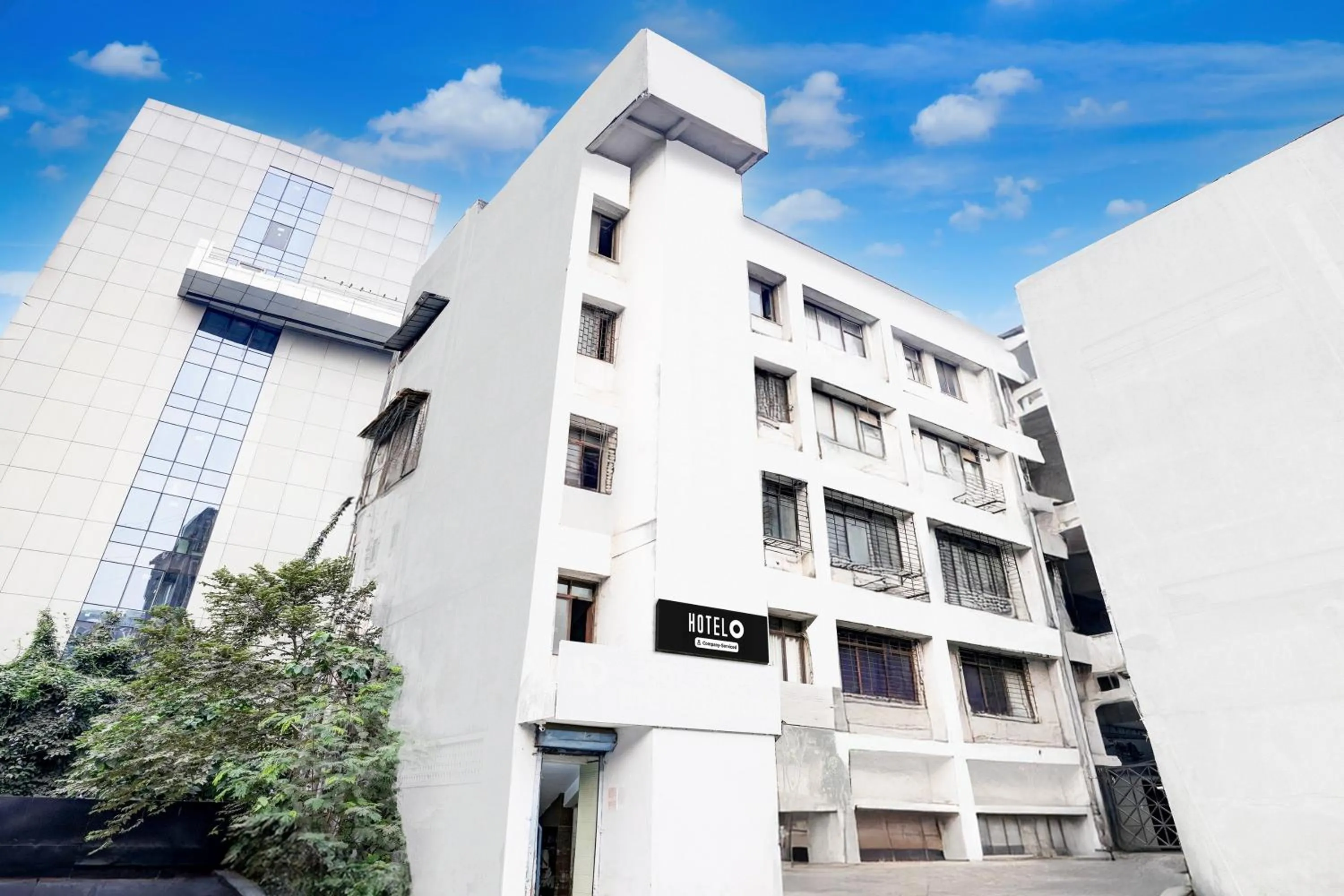 Facade/entrance in Super Hotel O BKC Santacruz East