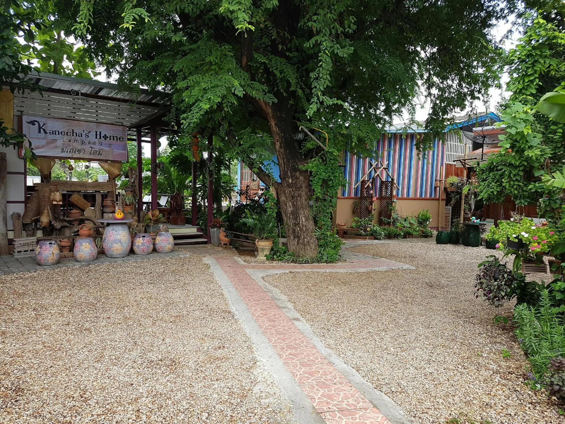 Facade/entrance in Kanecha's Home Lampang