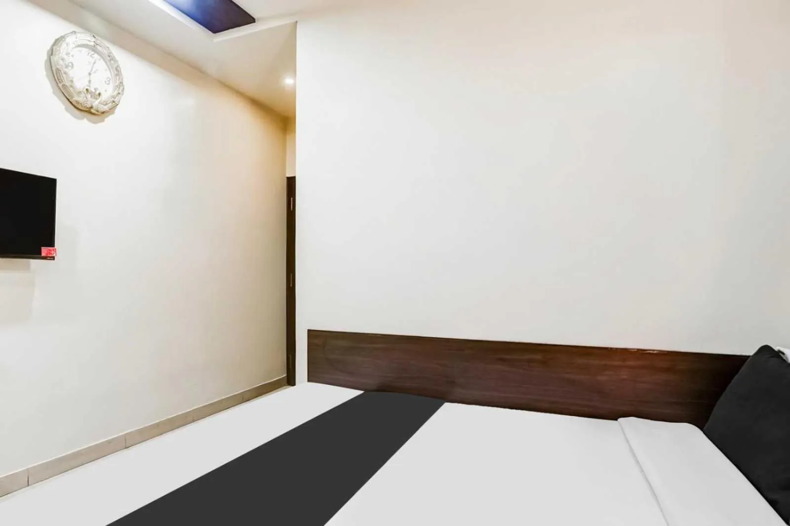 Bedroom, Bed in Super Collection O Sindhi Camp Formerly Hotel Abhinandan Inn