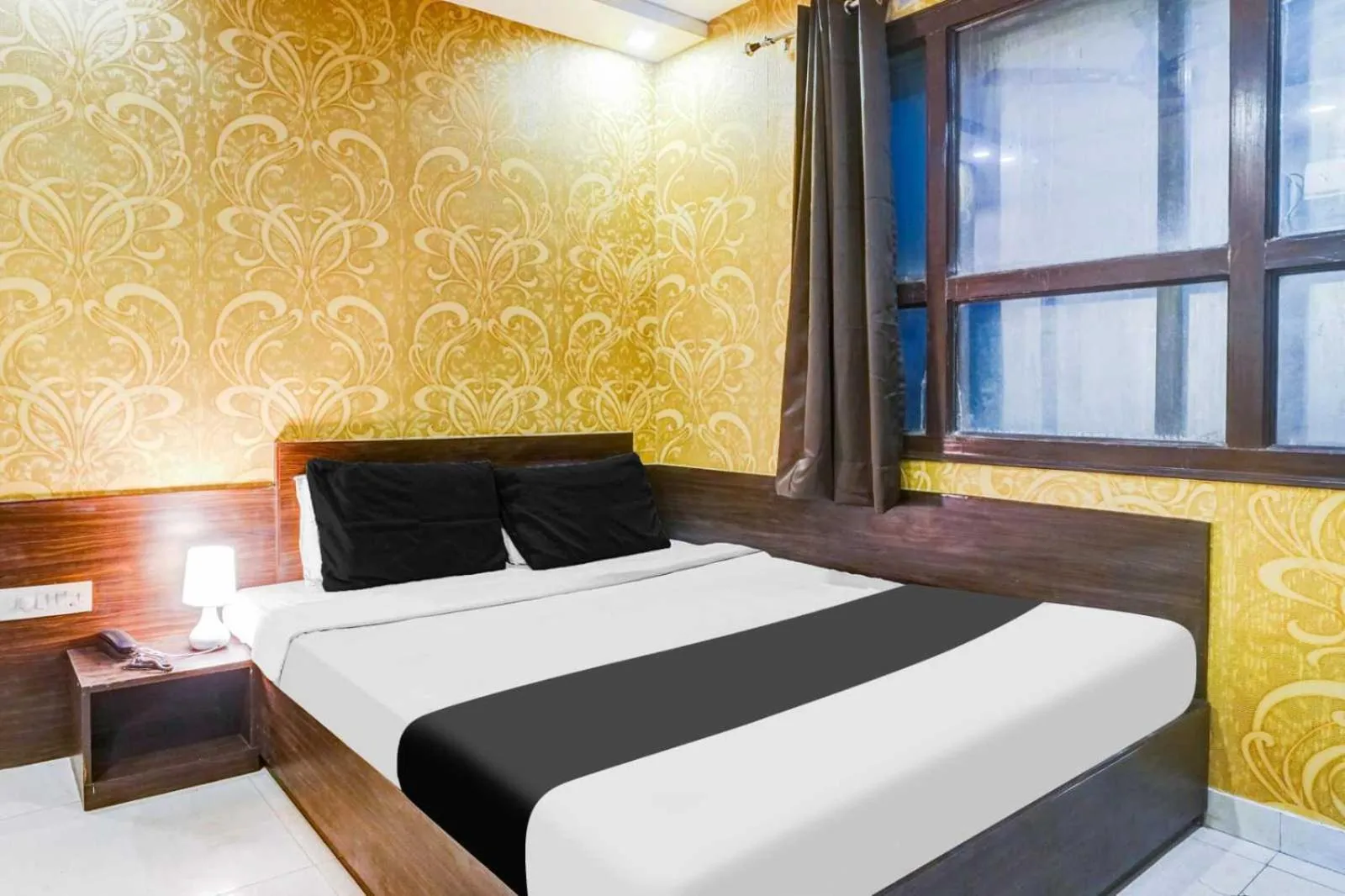 Bedroom, Bed in Super Collection O Sindhi Camp Formerly Hotel Abhinandan Inn