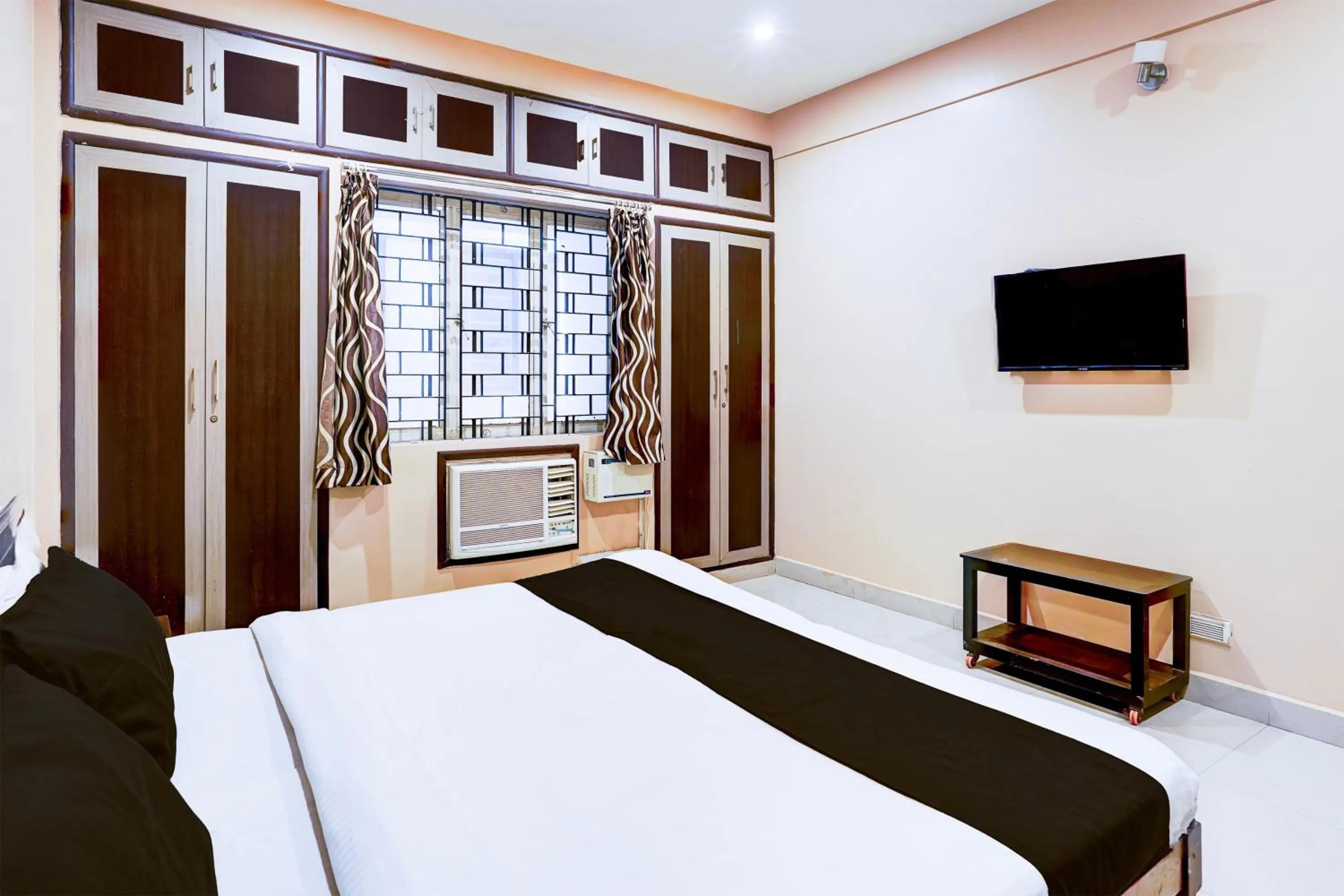 Bedroom in Super Hotel O Chrompet Near Rela Hospital