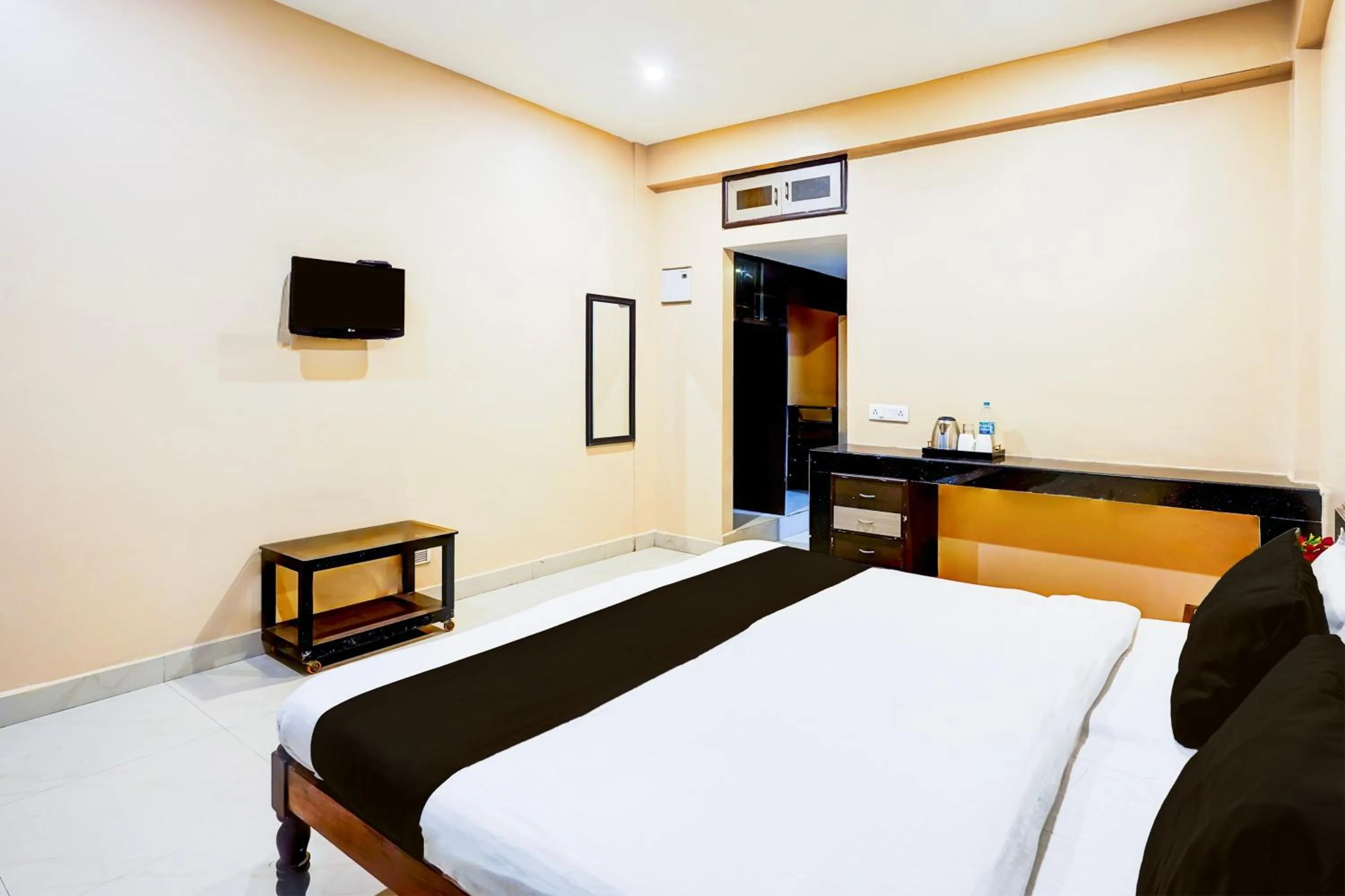 Bedroom in Super Hotel O Chrompet Near Rela Hospital