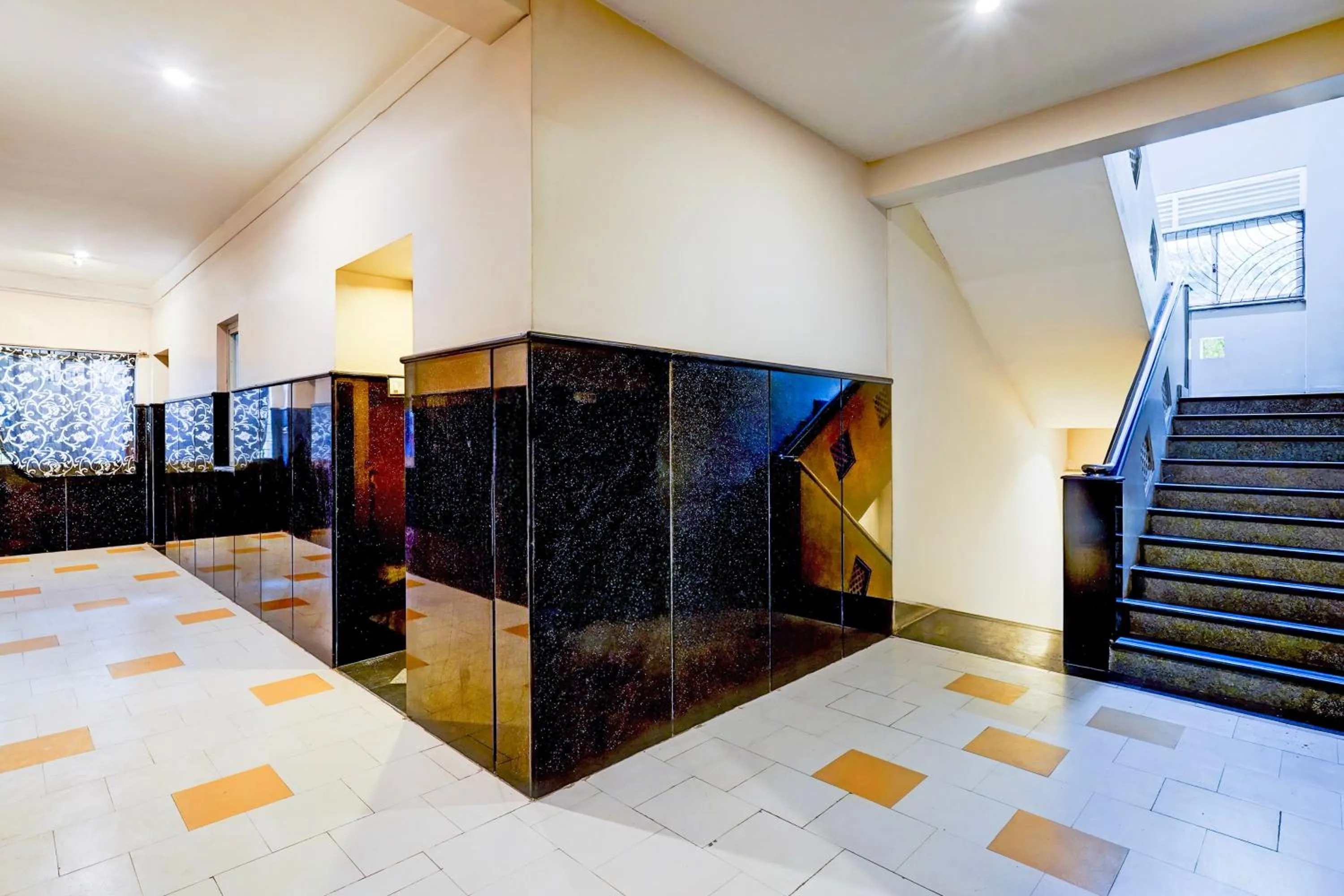 Lobby or reception in Super Hotel O Chrompet Near Rela Hospital